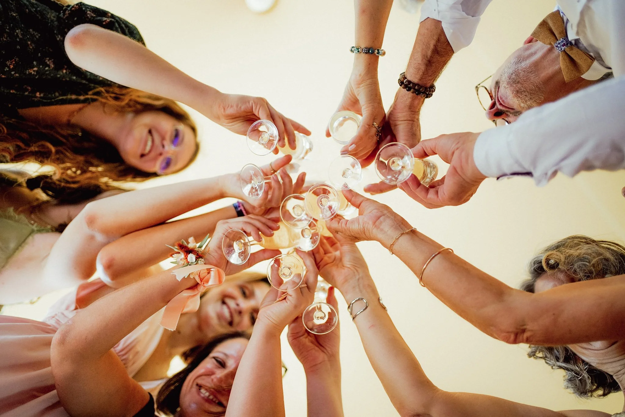 Groupe de personnes célébrant en levant des verres à champagne dans un toast lors d'une fête ou d'une occasion spéciale.