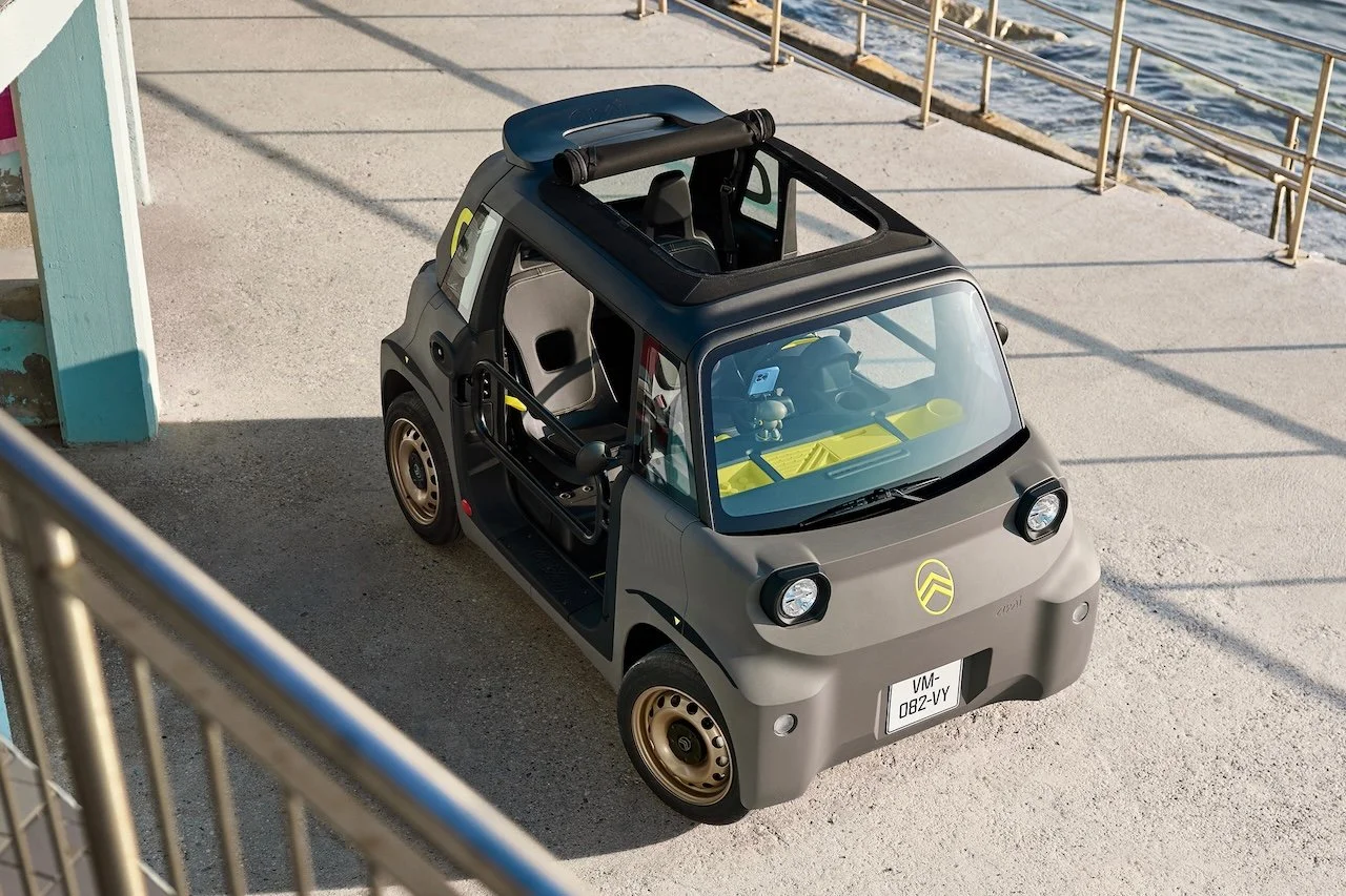 Voiture autonome électrique compacte sur un quai en bord de mer