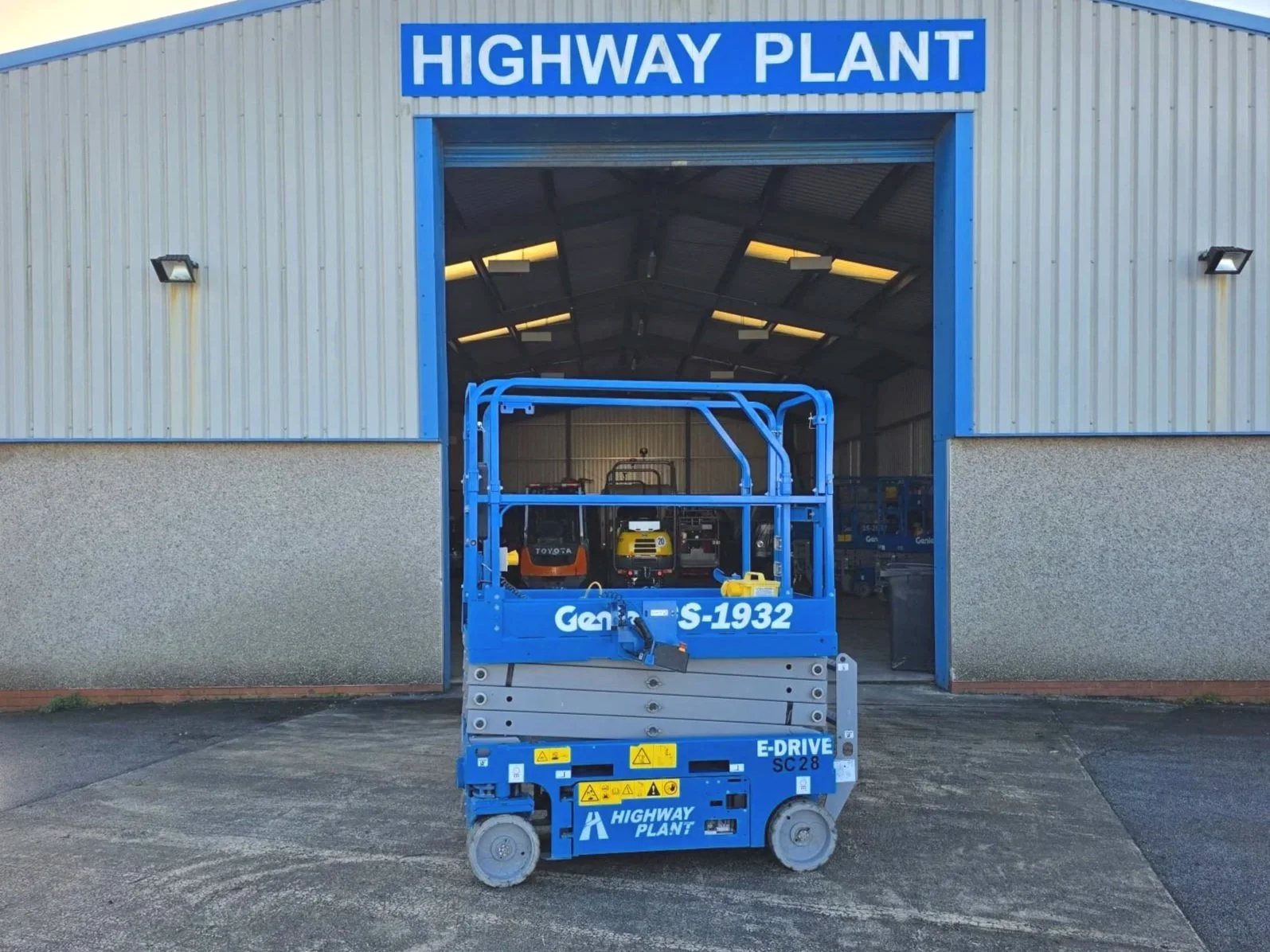 Blue scissor lift 1932 genie for hire in Cornwall and Devon