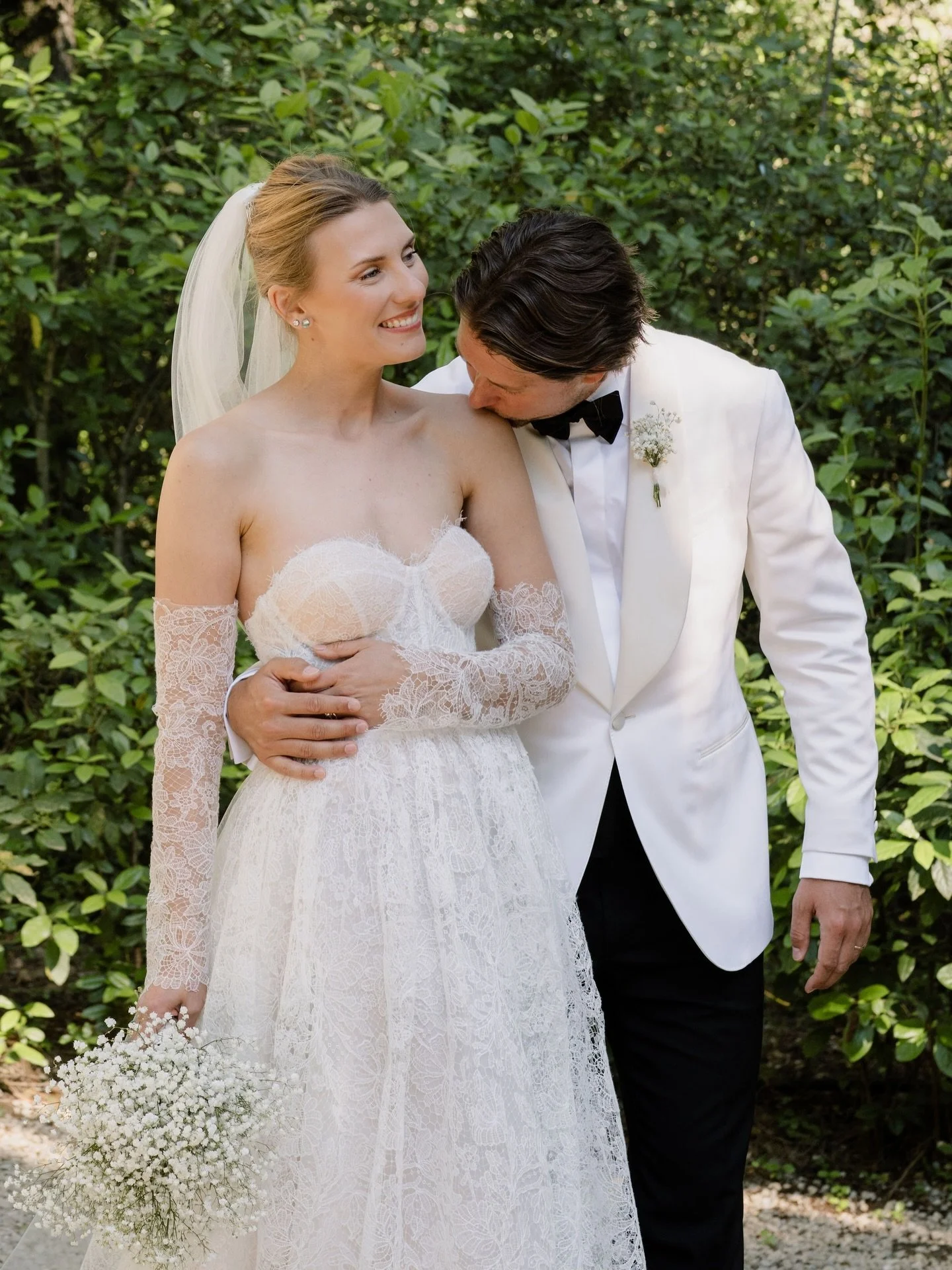 Run away couple ! How would you feel about leaving your ceremony in a golf cart !? I love planning for a long couple sessions so you have time together / away from your guests for a bit ? 
My lovely @teresaczupp &amp; @lp_zuppinger understood the ass