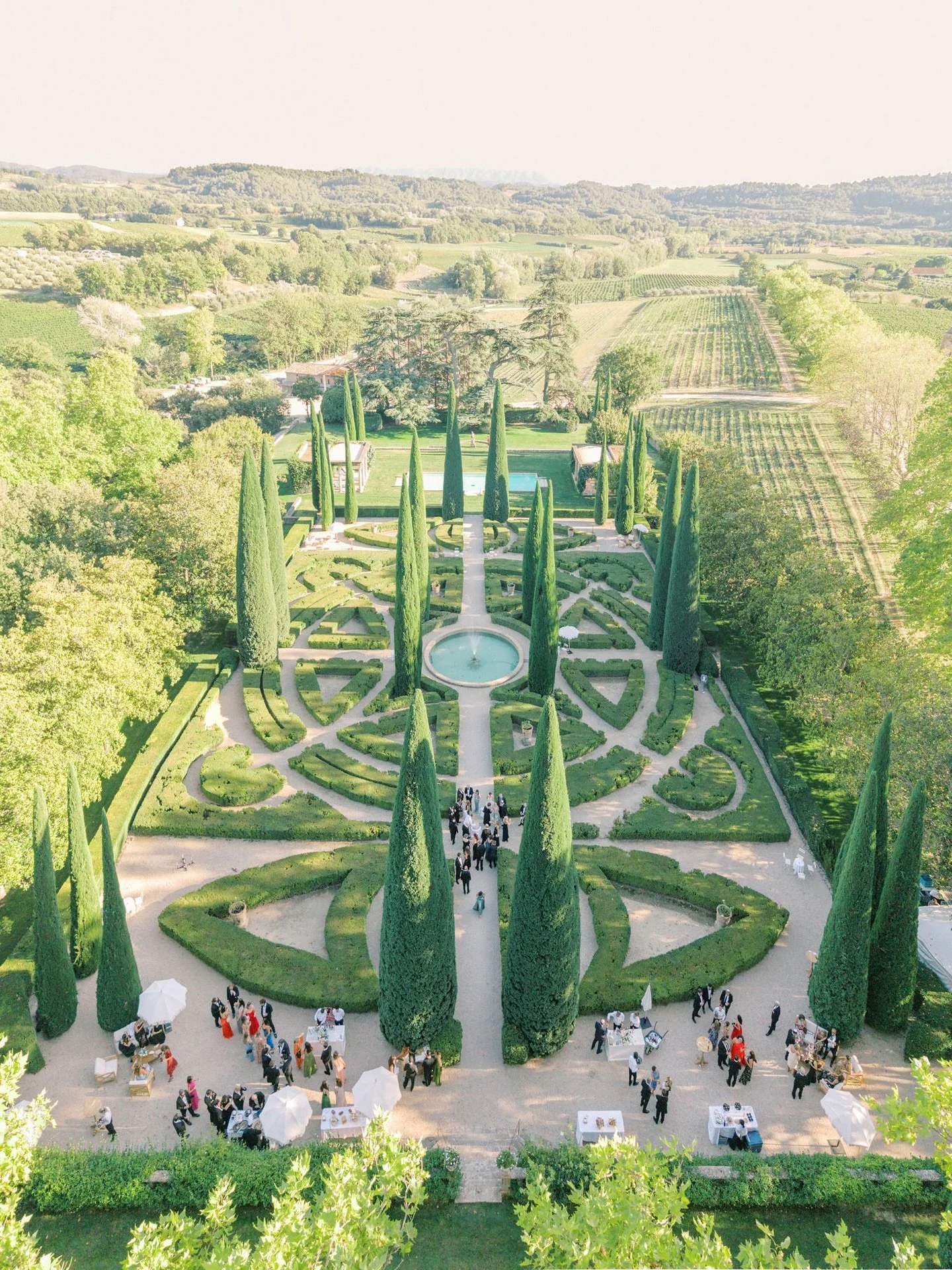 Can you imagine doing your cocktail hour in these French Gardens and wait for the sun set to go to dinner ?! Could it be any dreamier !?
.
Planning &amp; Design @peonymoments
Assistants @amoroevents &amp; @lauraandrea_wedding
Venue @chateaudesannes
P