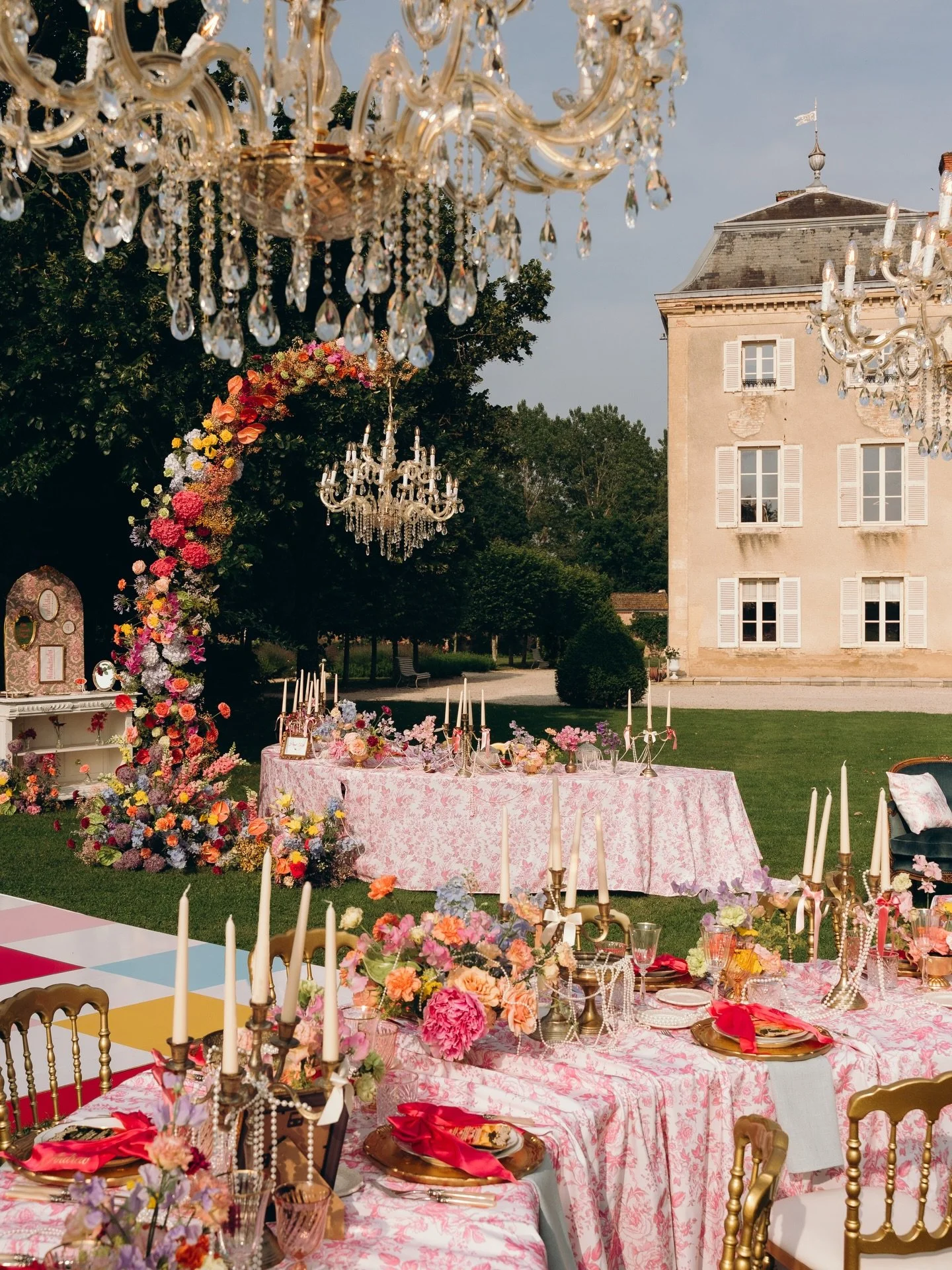 I&rsquo;ve been wanting to post this table design &amp; set up for sooo long and today after spending some time with my friend @amoroevents it reminded me of this wedding we did together! One of my favorite weddings of all times !! I love it when a b