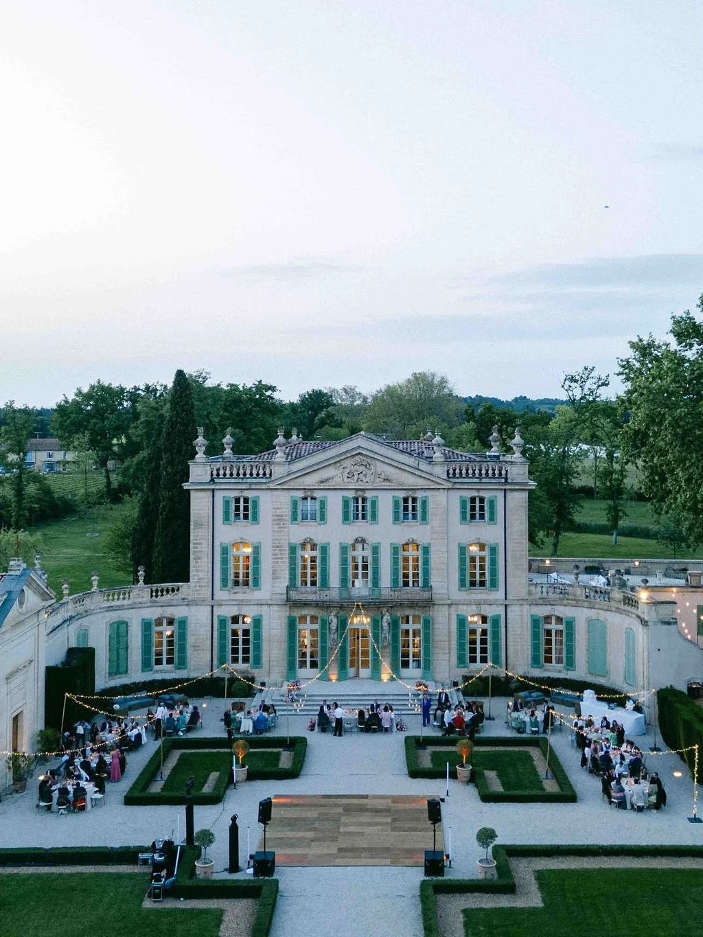 I love drone pictures ! Especially at a gorgeous venue like @chateaudetourreau 

I think it&rsquo;s a must while choosing your wedding photographer so don&rsquo;t forget to ask 
.
Planning &amp; Design @peonymoments
Venue @chateaudetourreau
Photo @ma