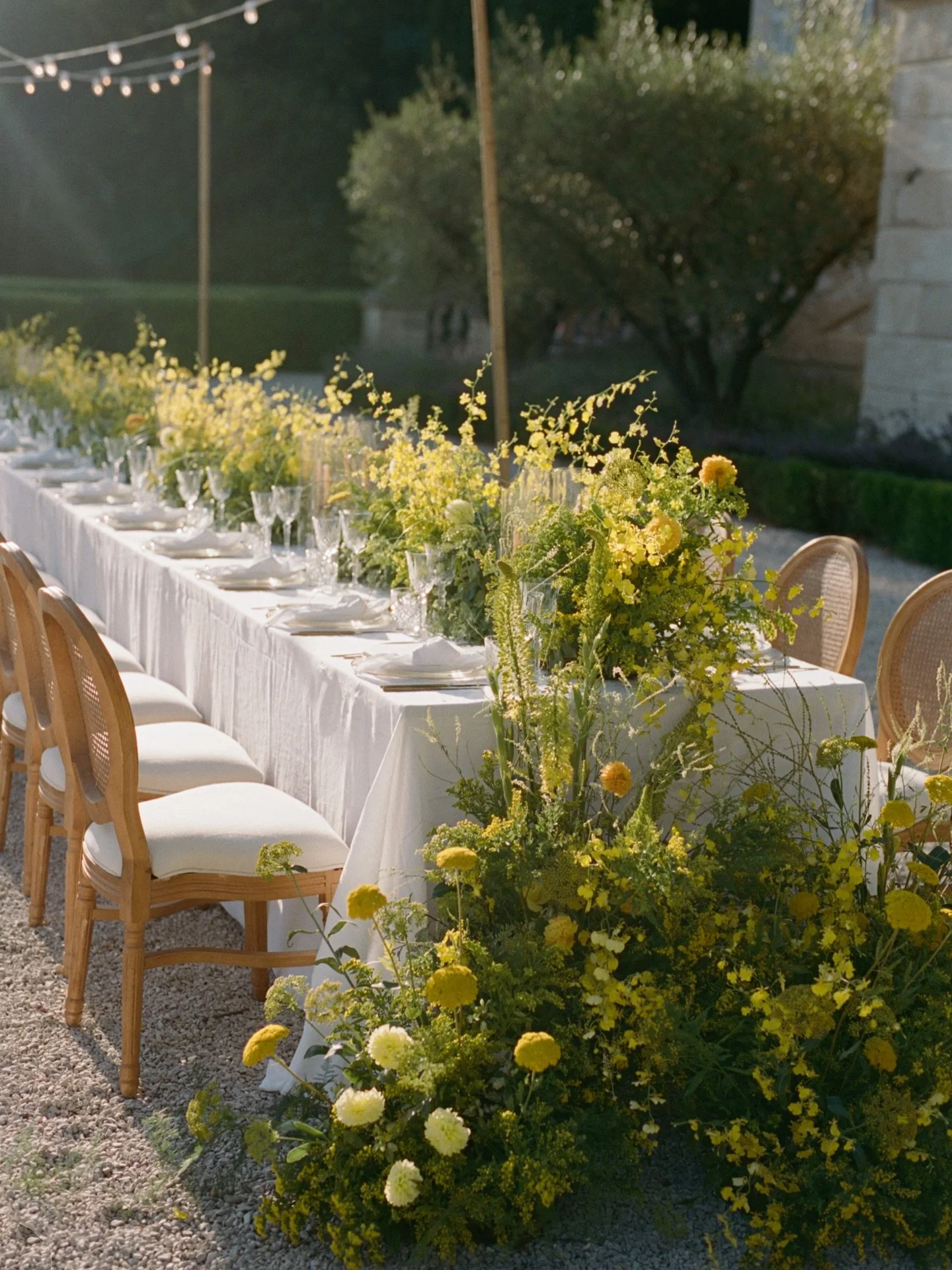 This mono color floral design will stay with me forever ! So modern &amp; unique !! I&rsquo;m still obsessed with it - what are your thoughts about it ?
.
Featured in @voguemagazine 
.
Planning &amp; Design @peonymoments
Venue @chateaumartinay
Photo 