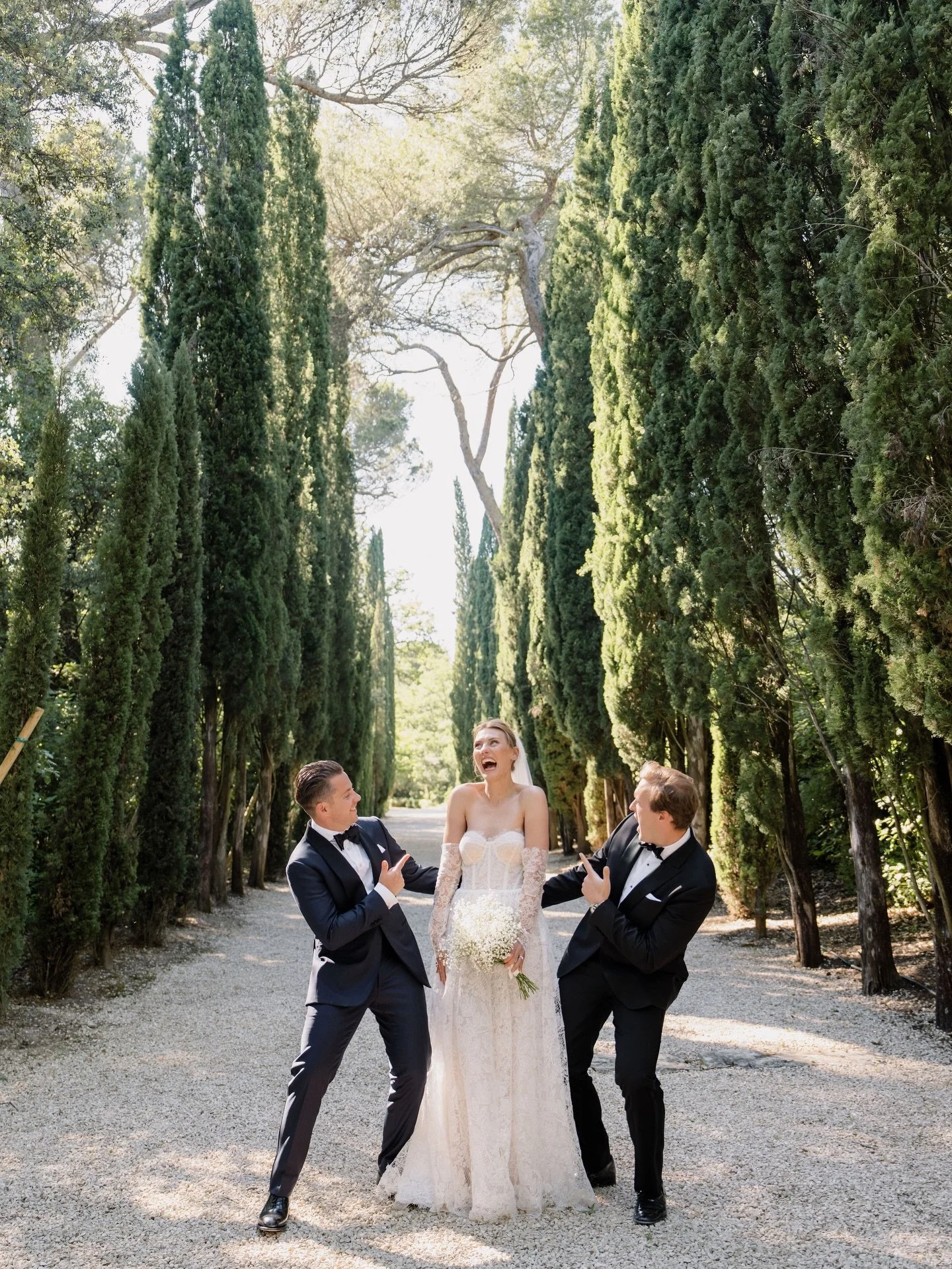 Stolen moment between the bride and the groomsmen ! 
Loving the vibe of this series 🤍
.
Planning &amp; Design @peonymoments
Venue @chateaumartinay
Photo @angelika.dupuis
Floral designer @lilaswood.floral
Caterer @maison_nans
Rentals &amp; lights @or