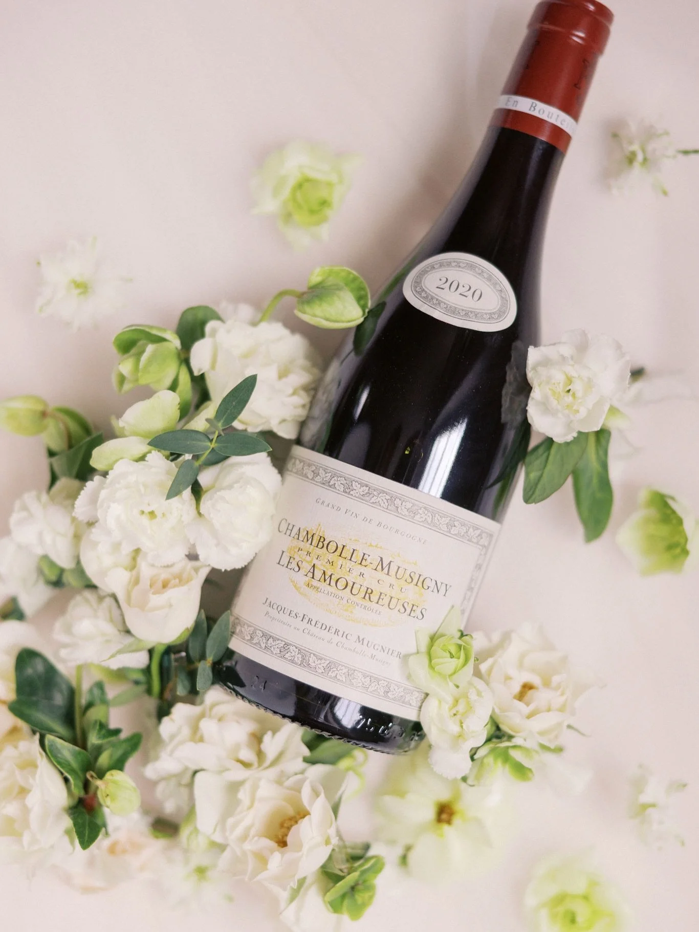 Flowers throughout the day - from the flatlays to the dinner tables they are the best way to magnify every details !! 
There could always be more flowers but this wedding really shows how to use them in the best way🤩
.
Planning &amp; Design @peonymo