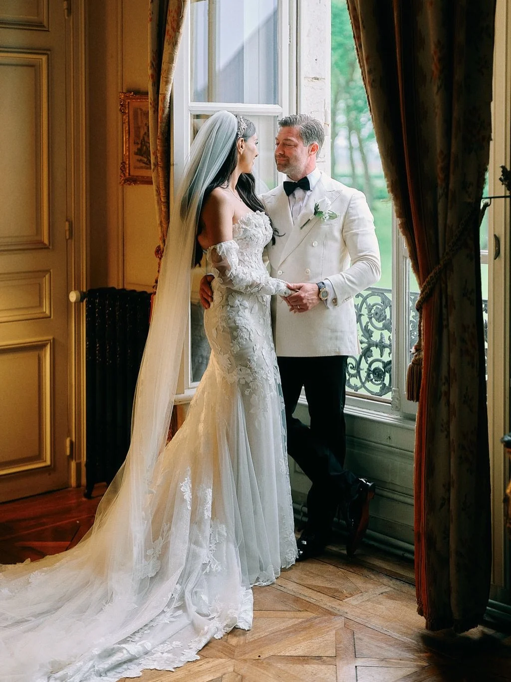 Happy 2nd anniversary @scarlettgracecove &amp; Toby !!! 
Feels like yesterday - I can&rsquo;t believe how time flies ! 
Miss our chats 🤍💚🤍
.
Planning &amp; Coordination @peonymoments 
Photo @valeryvillard
Video @jinoagnelli 
Venue @chateaudevarenn
