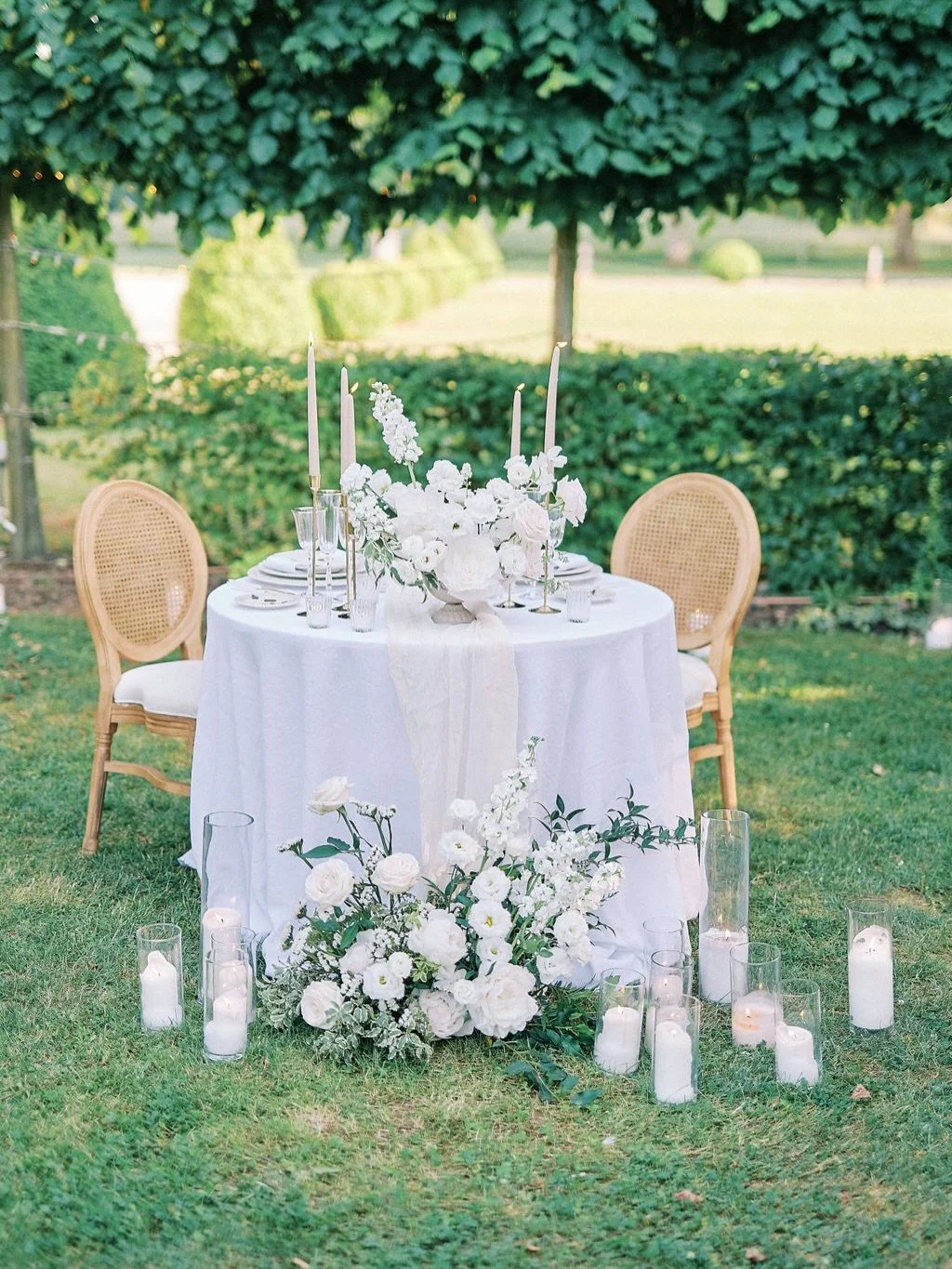 Happy 4th anniversary to @aj.moreland &amp; @amitbakri
Elopements are such a special celebration &hellip; you enjoy all the wedding day moments and take time just for the 2 of you !! 
.
Seen on @frenchweddingstyle
.
Planning &amp; Design @peonymoment