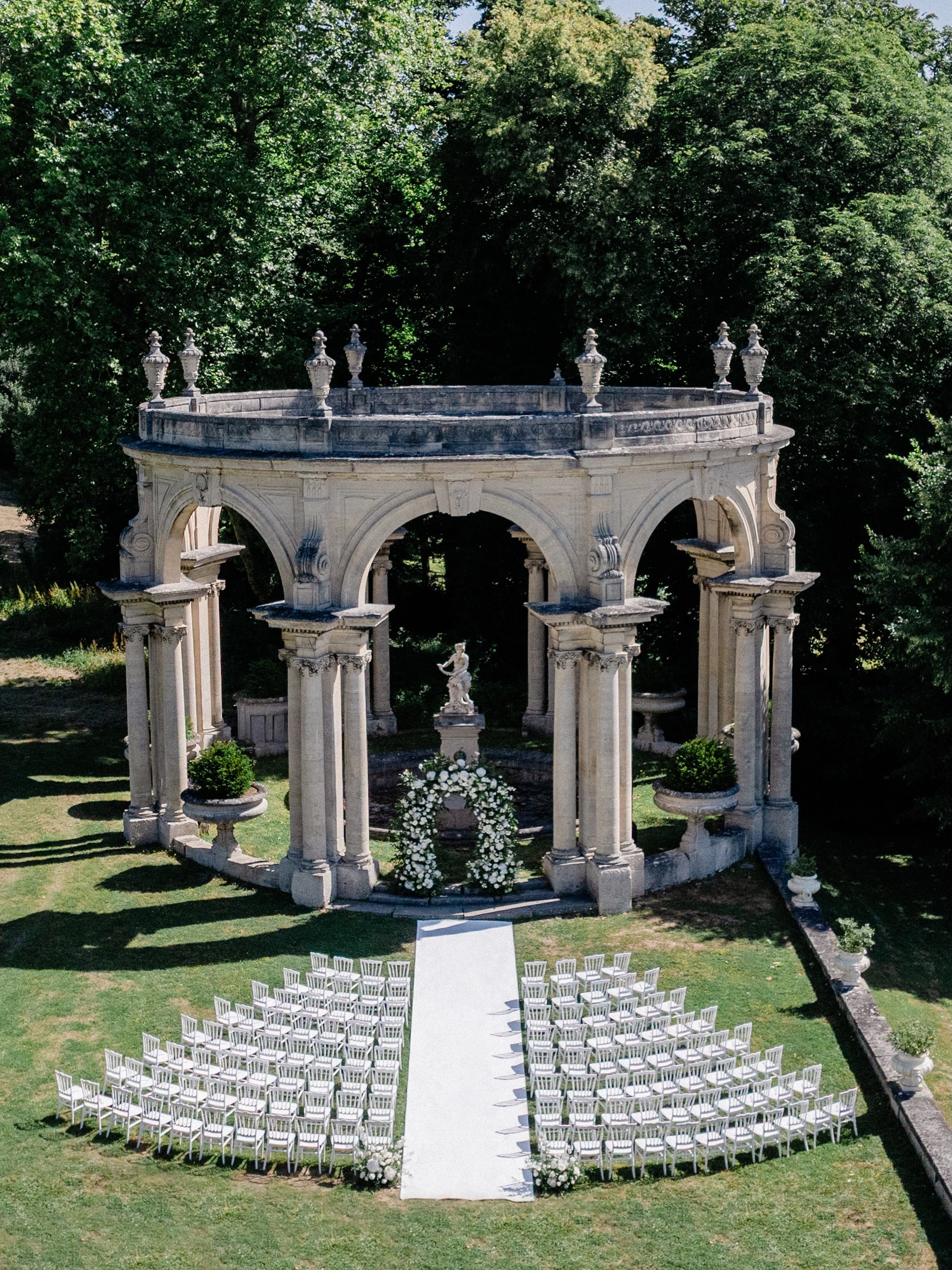 This Rotunda is such the perfect ceremony backdrop don&rsquo;t you think ?! 
. 
Planning &amp; Design @peonymoments
Venue @chateau_smdt
Photo @benblancphotography
Video @jinoagnelli
Floral designer @ateliermimozaparis
Caterer @inspiration.traiteur
Re