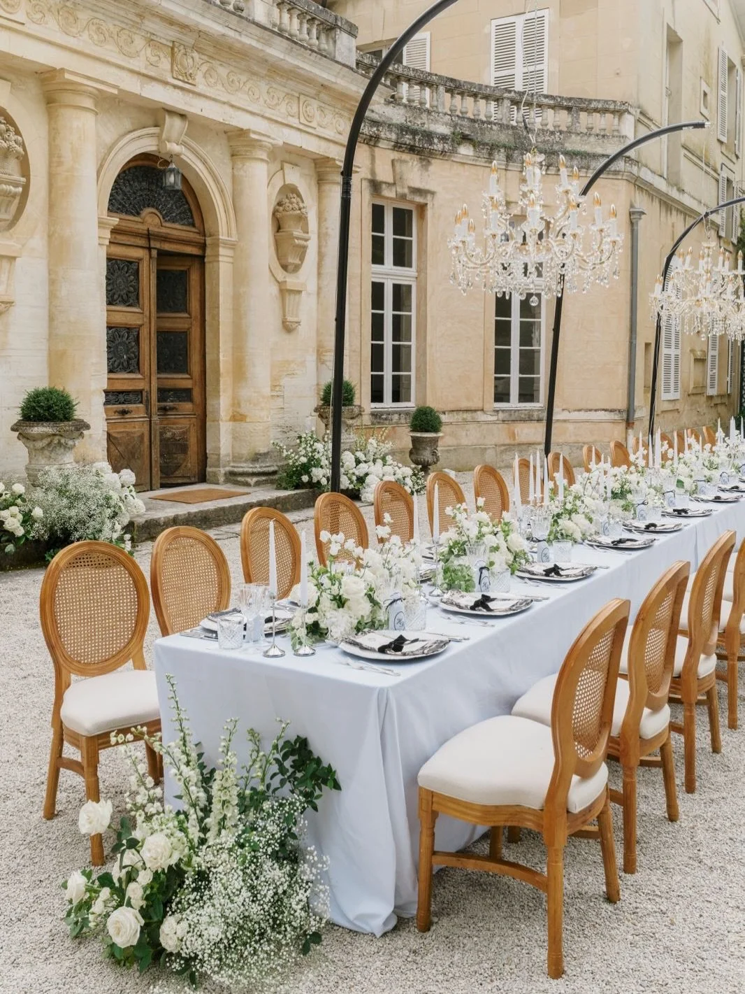 ✨ White on white, with just a whisper of black.
This dinner table at the stunning Ch&acirc;teau Martinay was pure elegance : crisp white linens, candlelight dancing beneath crystal chandeliers, lush blooms spilling across every inch, and those sleek 