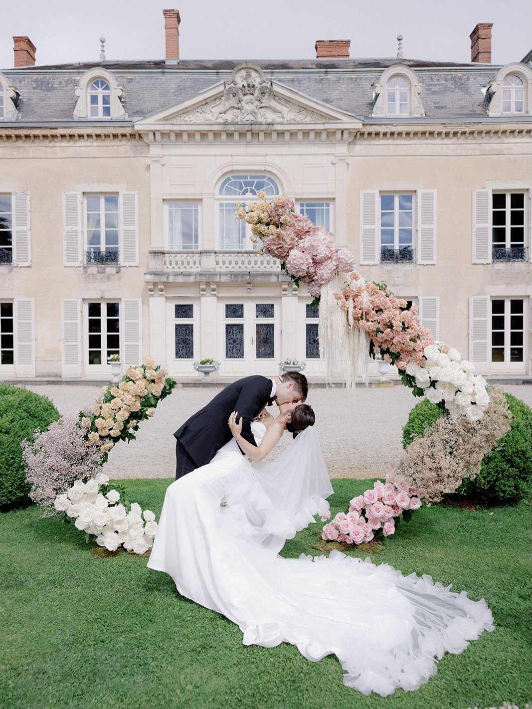 Some ceremonies just stop you in your tracks.

For this one at Ch&acirc;teau de Varennes, we wanted an arch that felt like it was still in motion: an open, asymmetric crescent floating in front of the ch&acirc;teau instead of framing it. 

The incred