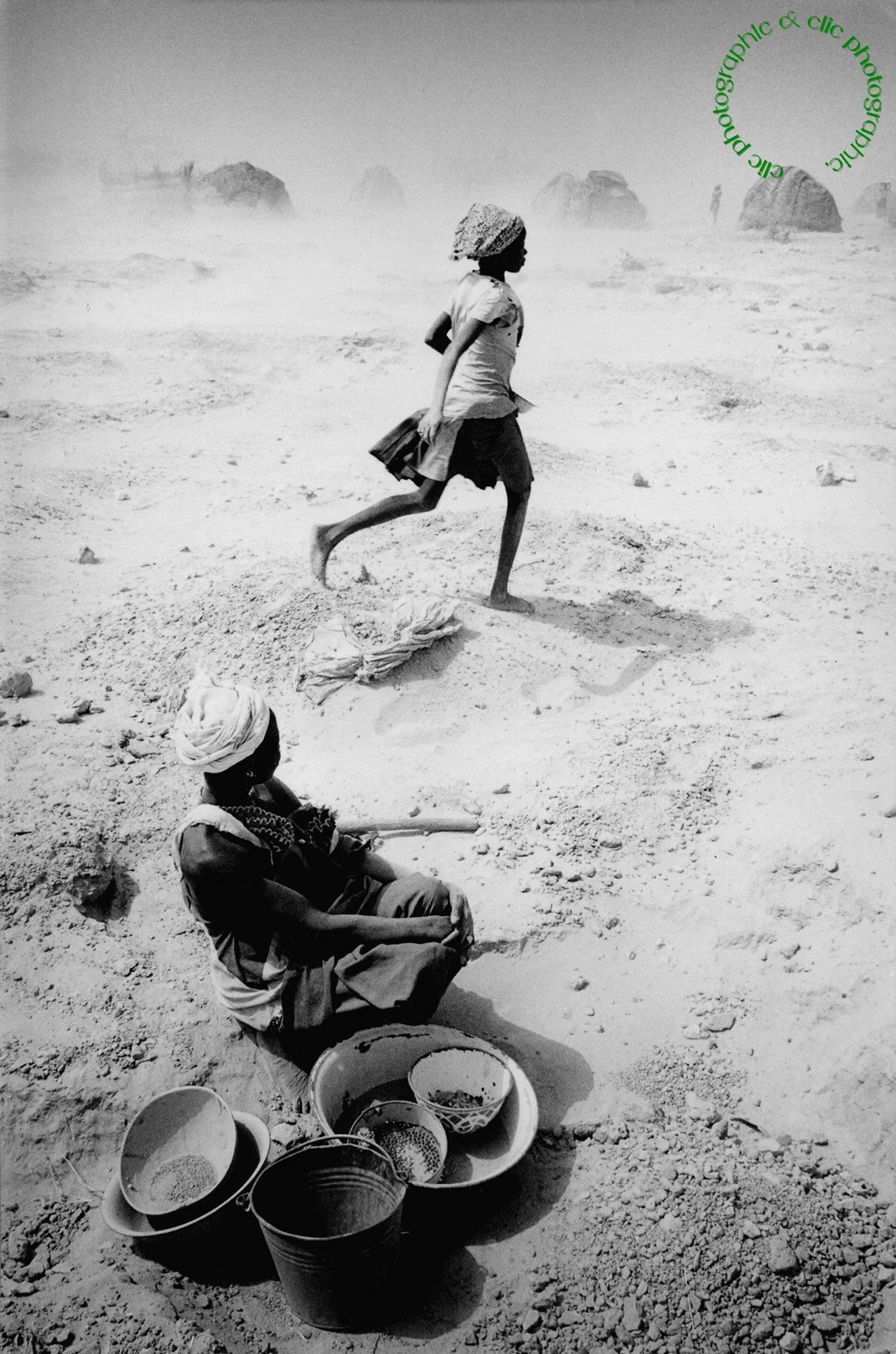 Petite fille qui court site aurifère