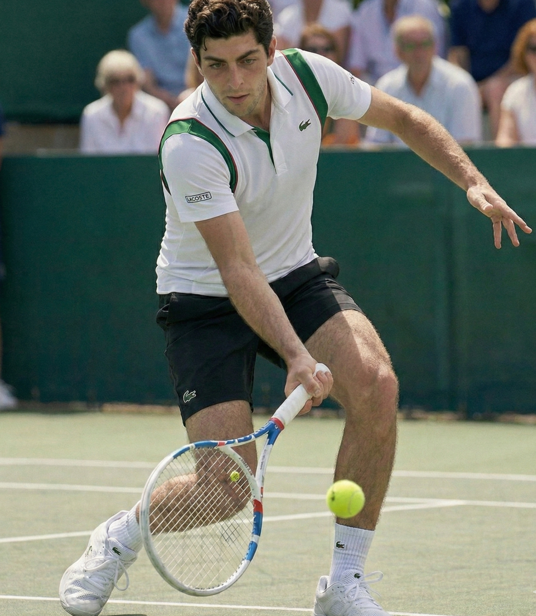 Joueur de tennis en pleine frappe de revers sur gazon, public en arrière‑plan
