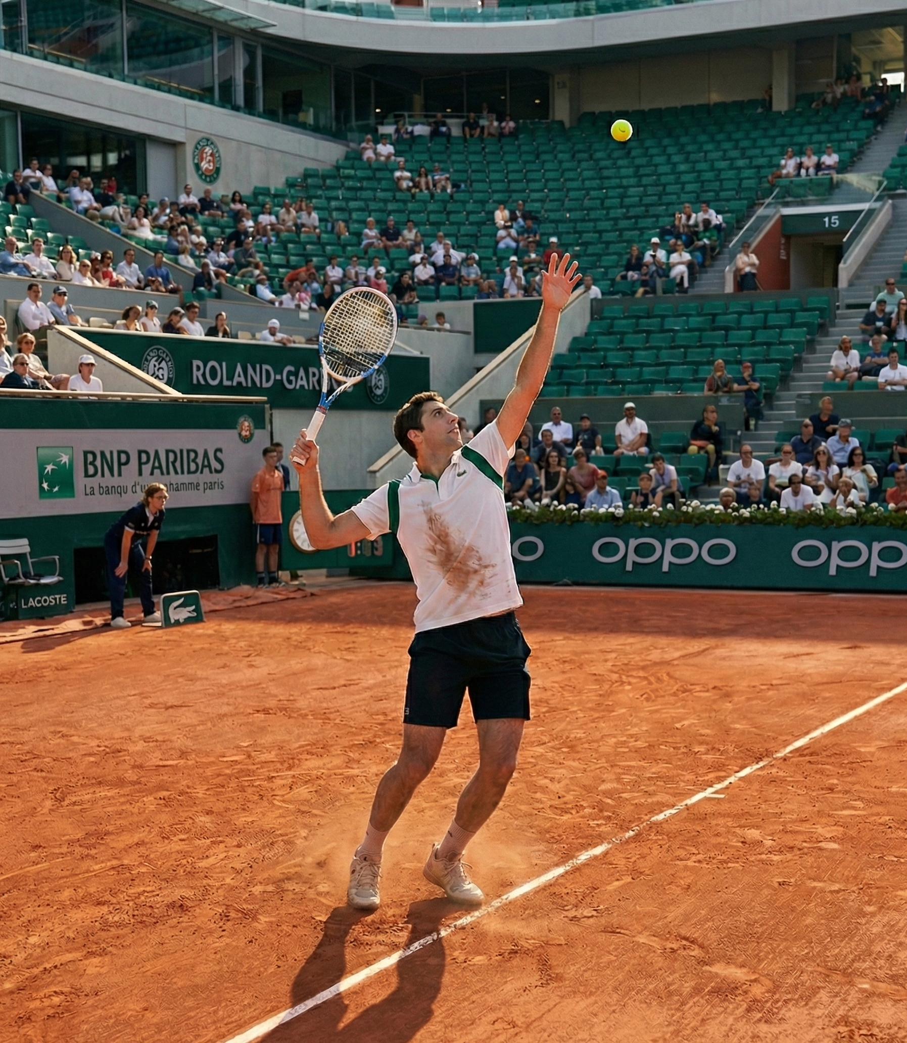 Joueur de tennis au service sur terre battue dans un grand stade