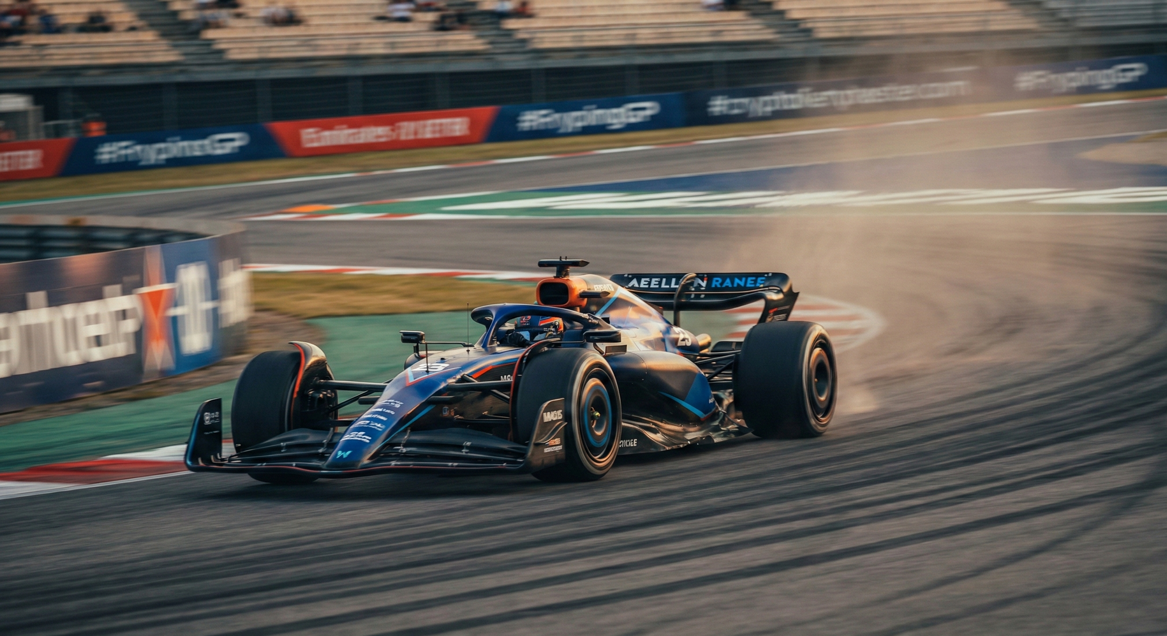 Monoplace bleue à pleine vitesse sur un circuit en fin de journée