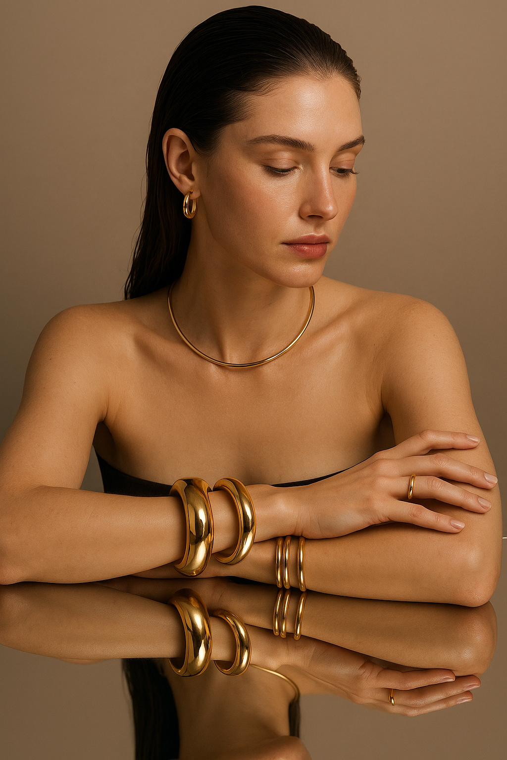 Femme aux épaules nues, bras croisés ornés de bracelets en or, reflet sur surface miroir