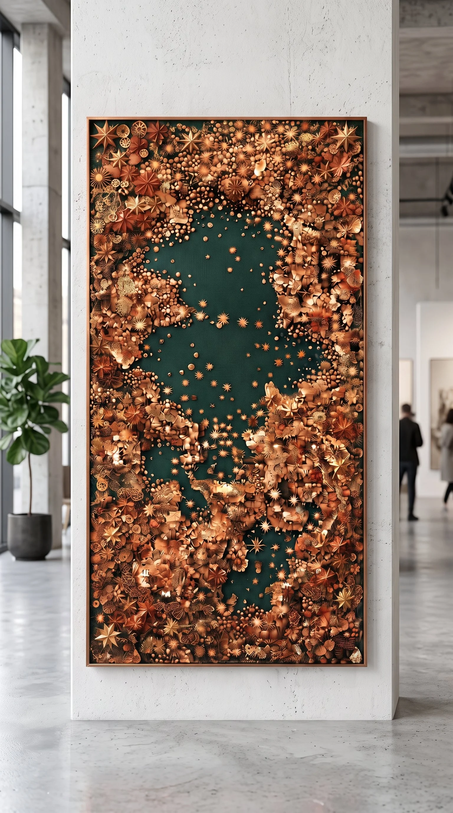 Panneau décoratif en relief cuivré et vert profond exposé dans un hall lumineux, PLV upcyclée Maison Bel'Aura