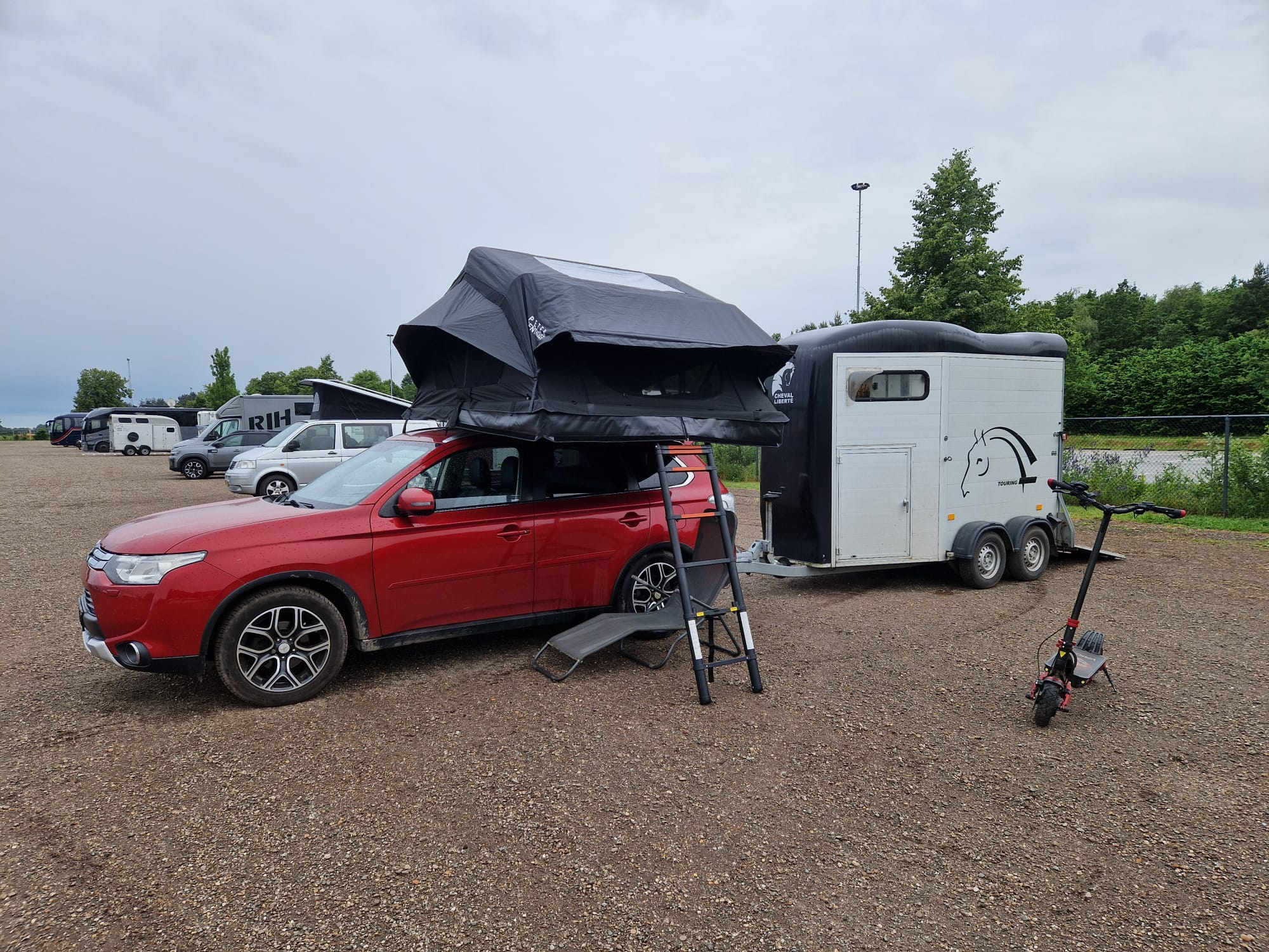 mitsubishi bij paarden trailer.png