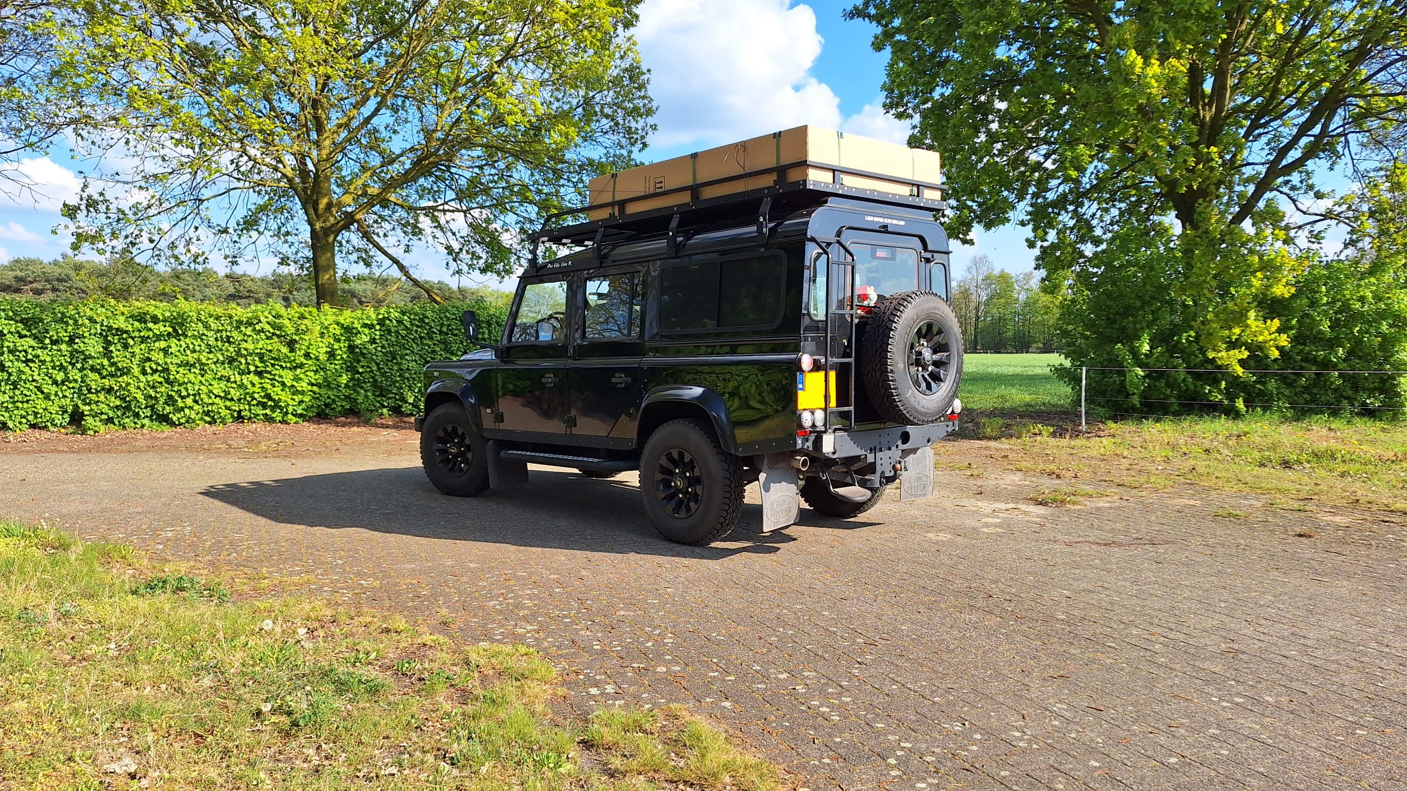Land Rover Defender.png