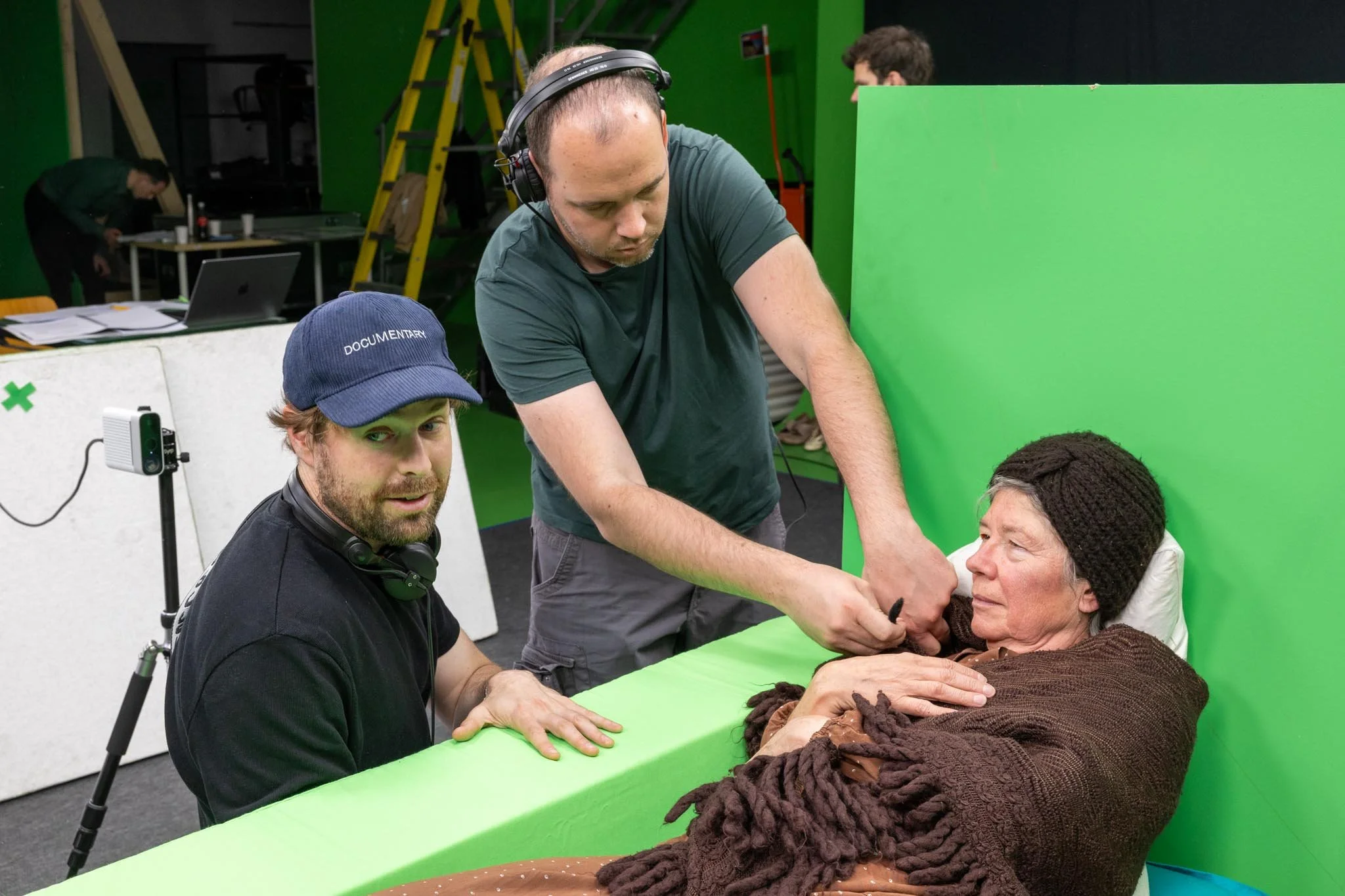 Szász Barna rendező az utolsó instrukciókat adja a Két kenyér egyik jelenetének forgatása előtt. Fotó: Vincze Máté