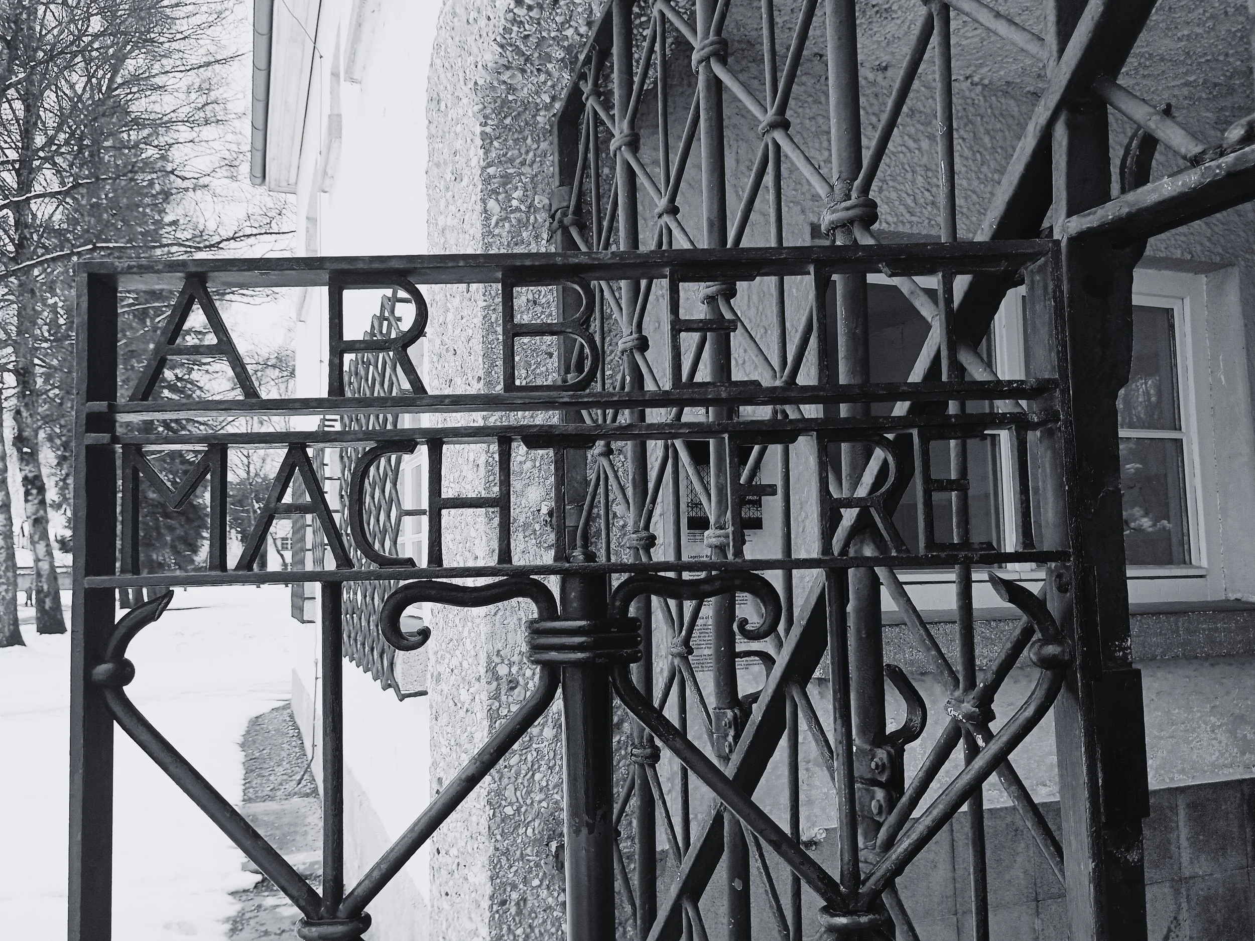 arbeit_macht_frei_gate.jpg