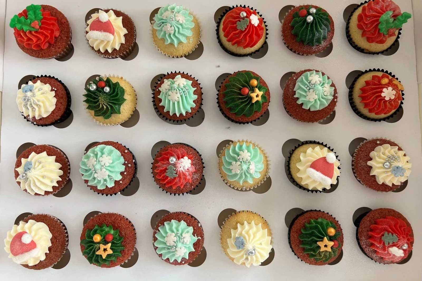 Mini mixed christmas cupcakes.jpg