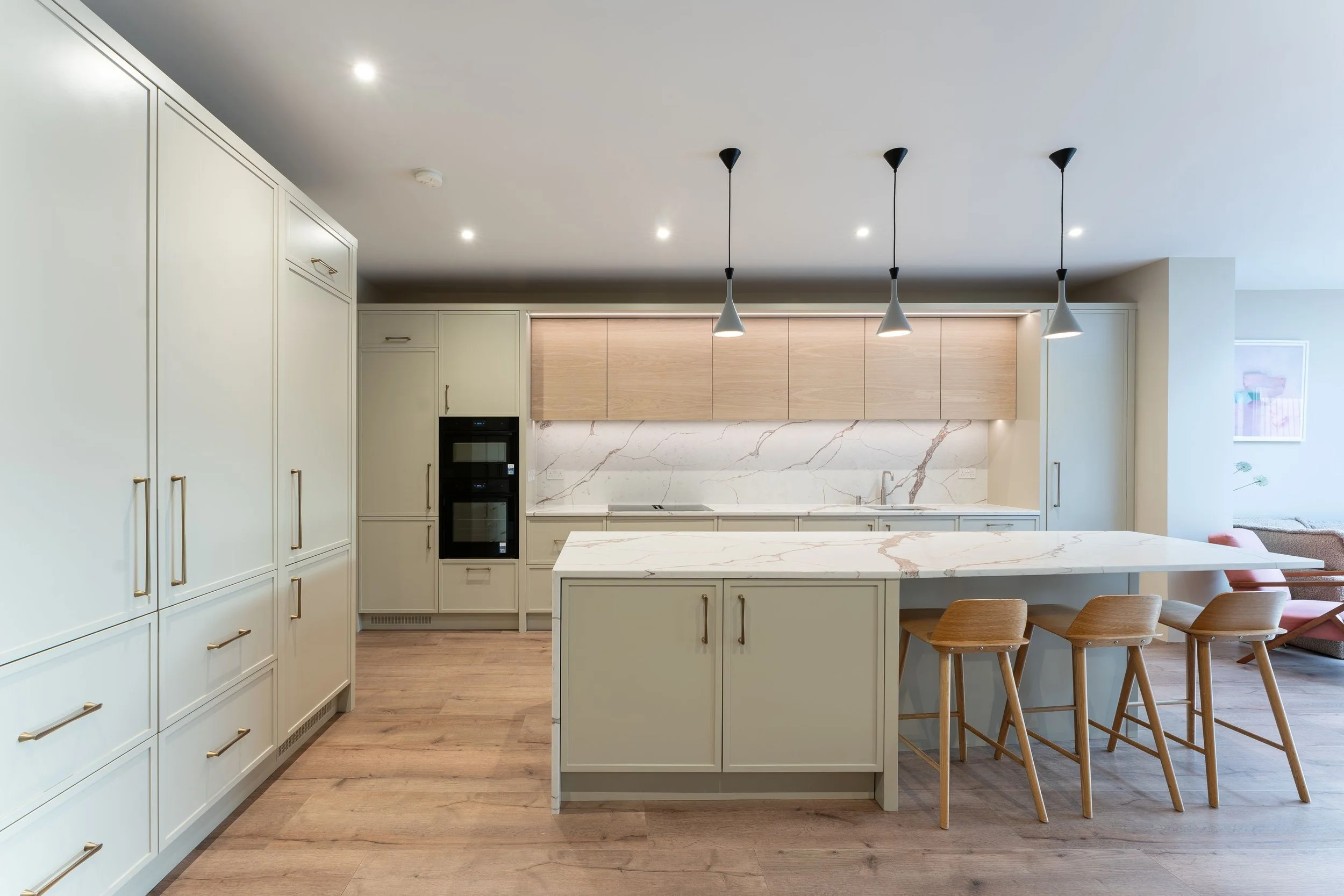 Beautifull skinny rail shaker style kitchen installed in Greystones. Finished in subtle Farrow & Ball “Drop Cloth” and washed oak veneer wall units. The look is elevated by the stunning veining detail of the CRL “Palermo” worktop. 