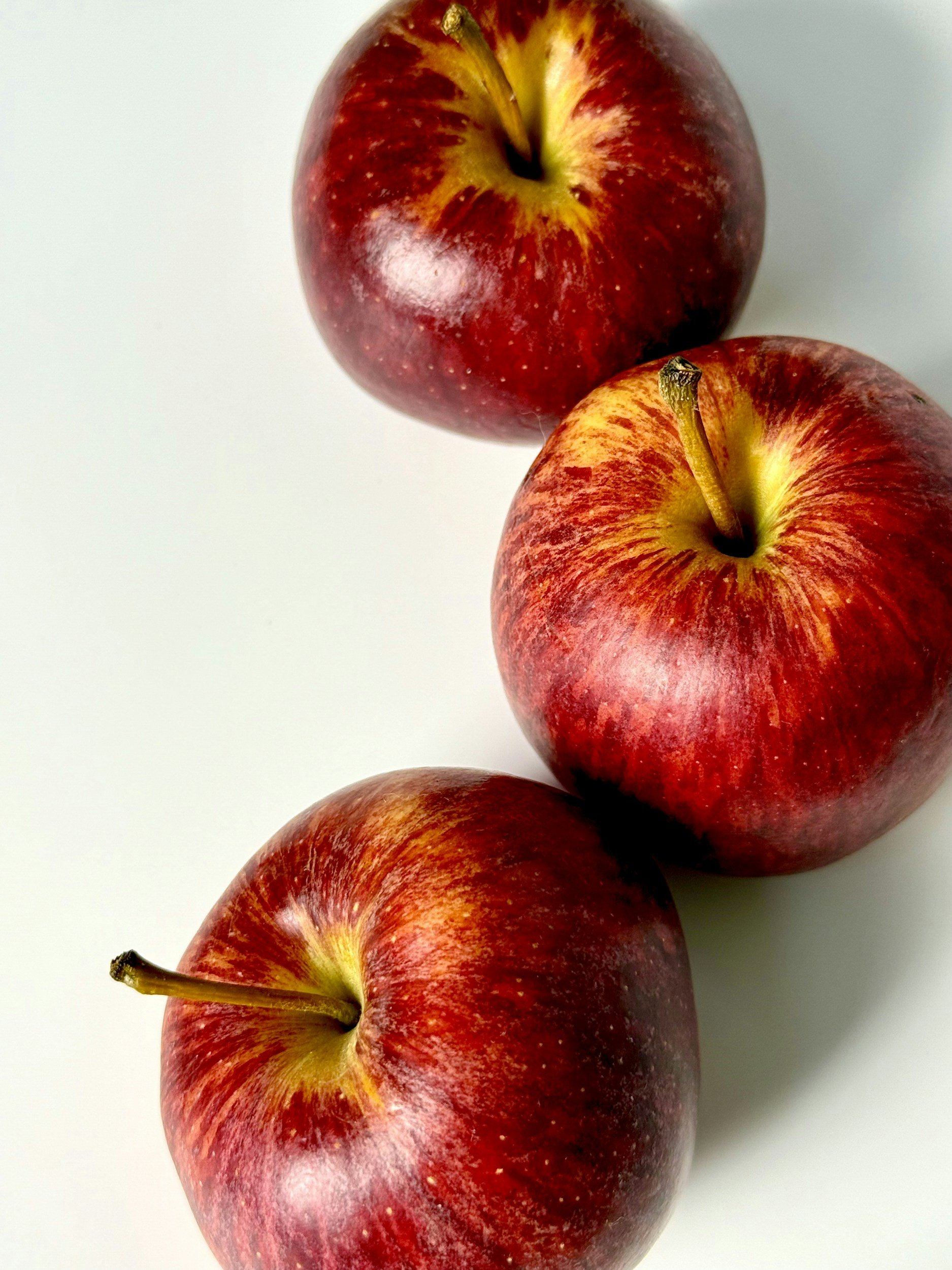 Green and red apples arranged on a rustic kitchen cloth