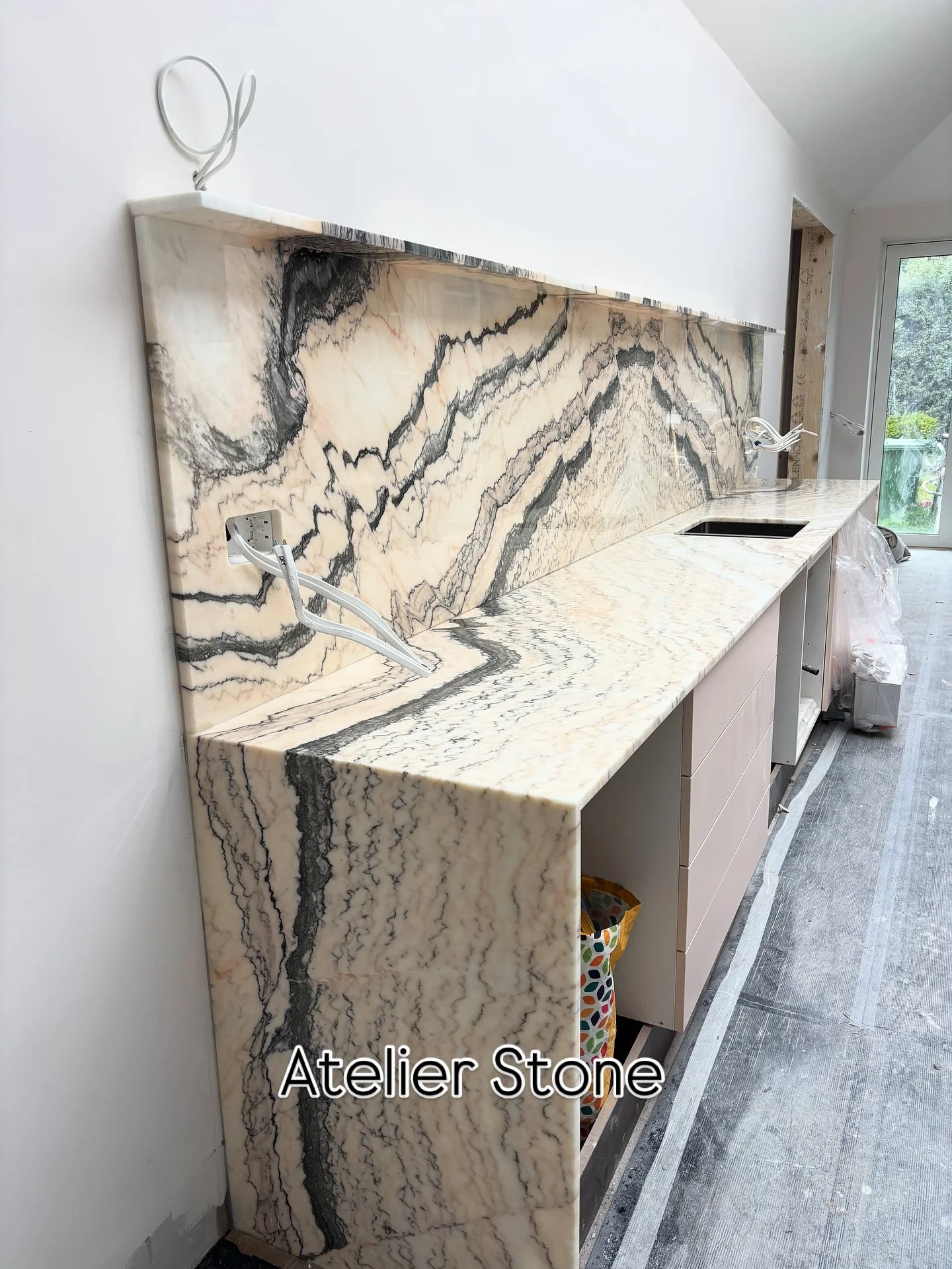 Oyster white marble with dramatic veining. Simply stunning natural stone. Book-matched, full cladding with mitred waterfall ends. Expertly supplied and fitted by Atelier Stone.
#luxurylifestyle #naturalstone #craft #countertops #marble #marblecounter