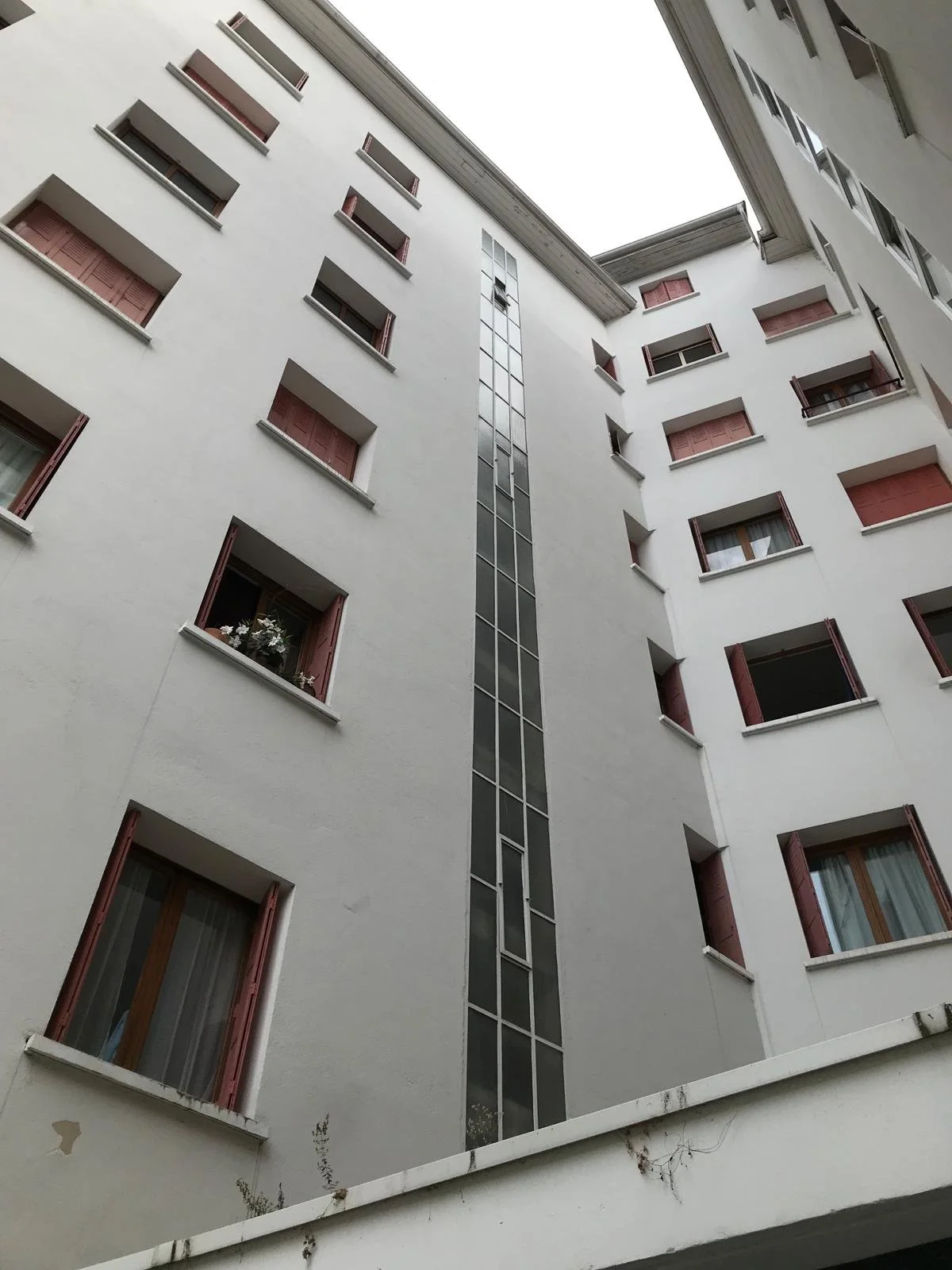 Façade cour intérieure copropriété Thonon anciennes fenêtres bois