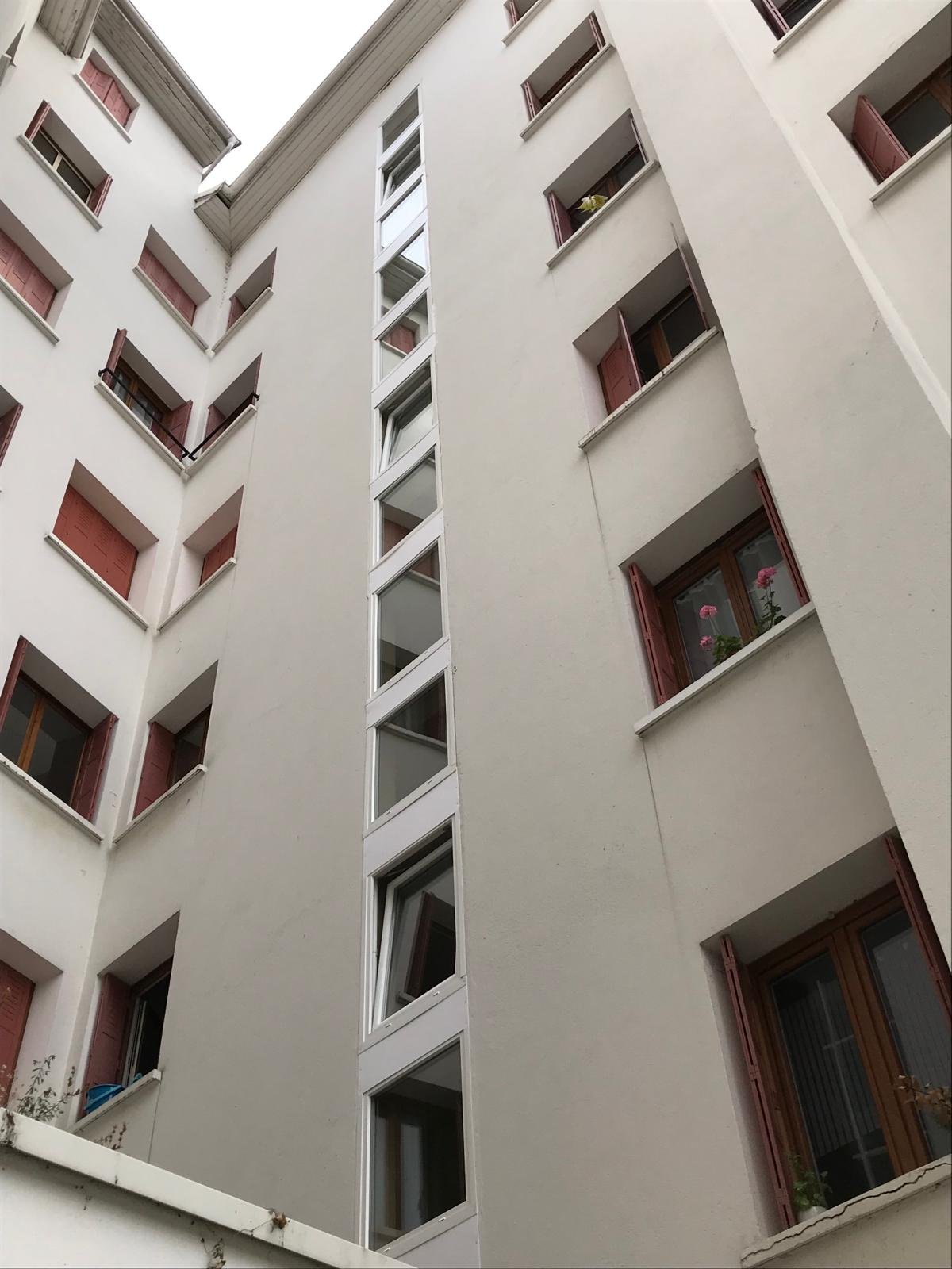 Rénovation façade immeuble Thonon après pose fenêtres PVC blanc