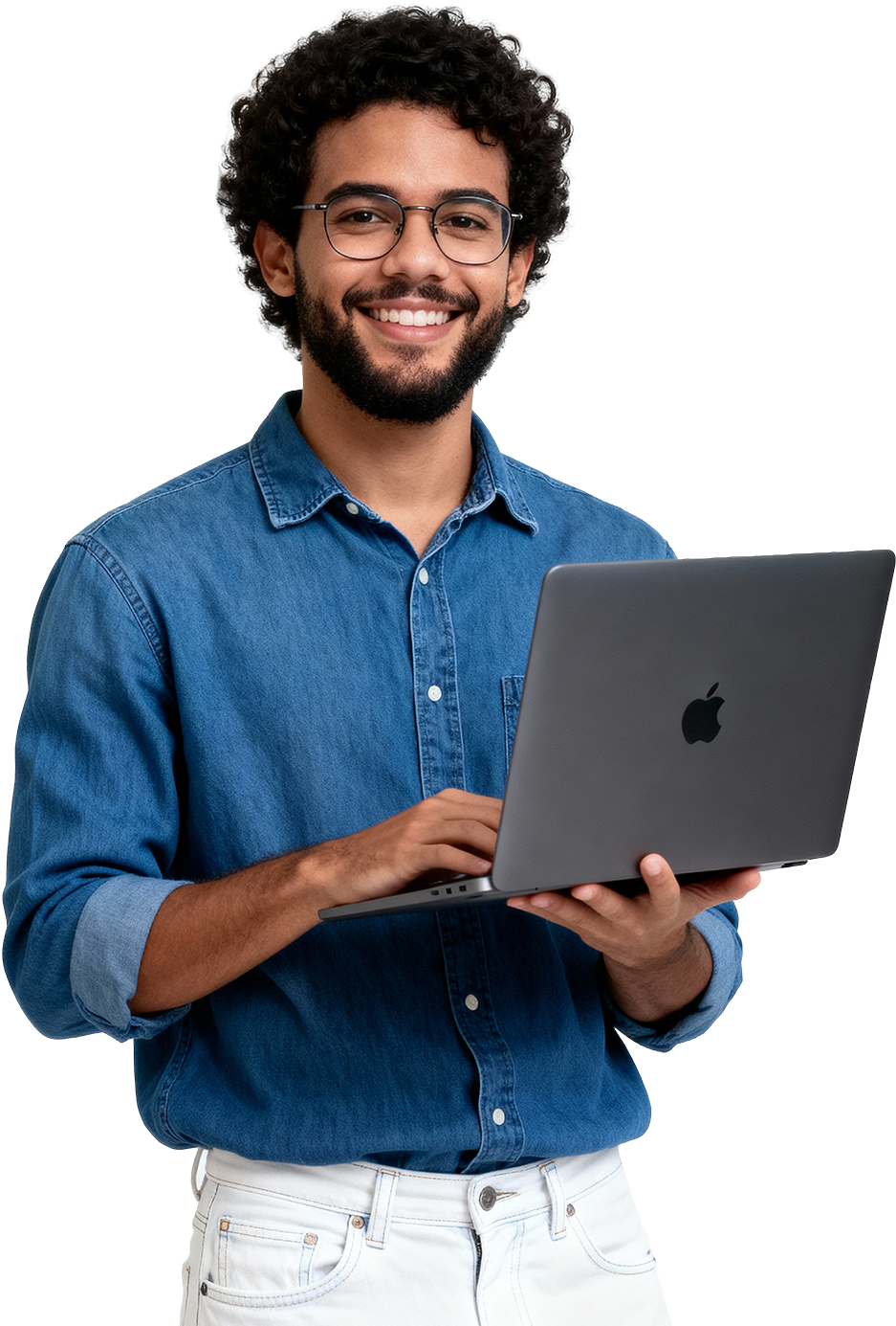 Homem sorridente com cabelo cacheado, barba e óculos, usando camisa jeans e segurando um laptop Apple. Background transparente.