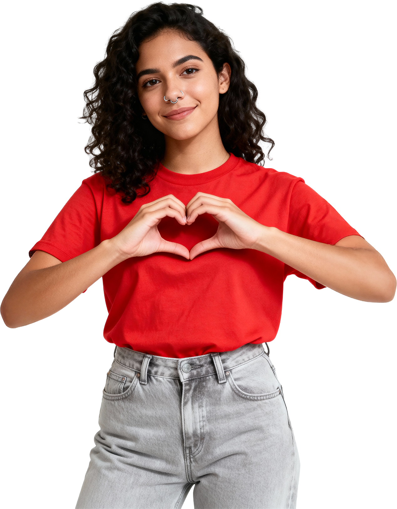 Mulher sorridente fazendo coração com as mãos, usando camiseta vermelha e jeans de lavagem clara.