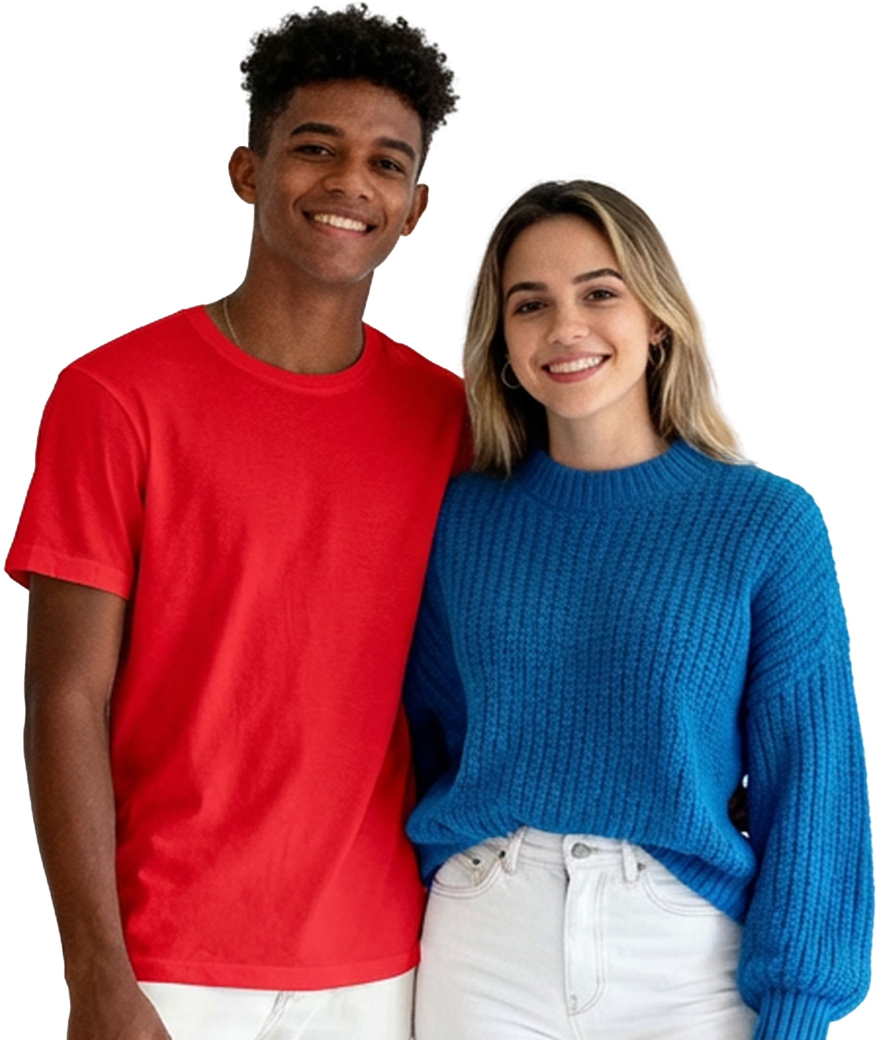 Homem e mulher sorrindo juntos, vestindo roupas coloridas, em um ambiente interno