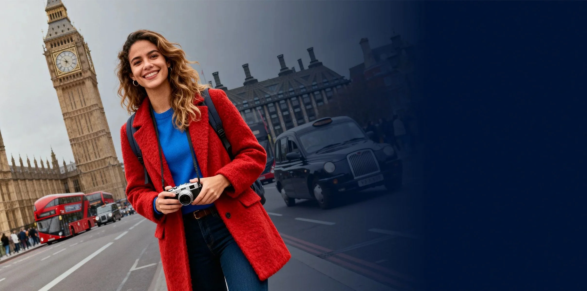 Jovem mulher sorridente segurando uma câmera, com o Big Ben ao fundo em Londres, com trânsito de carros e ônibus na rua.