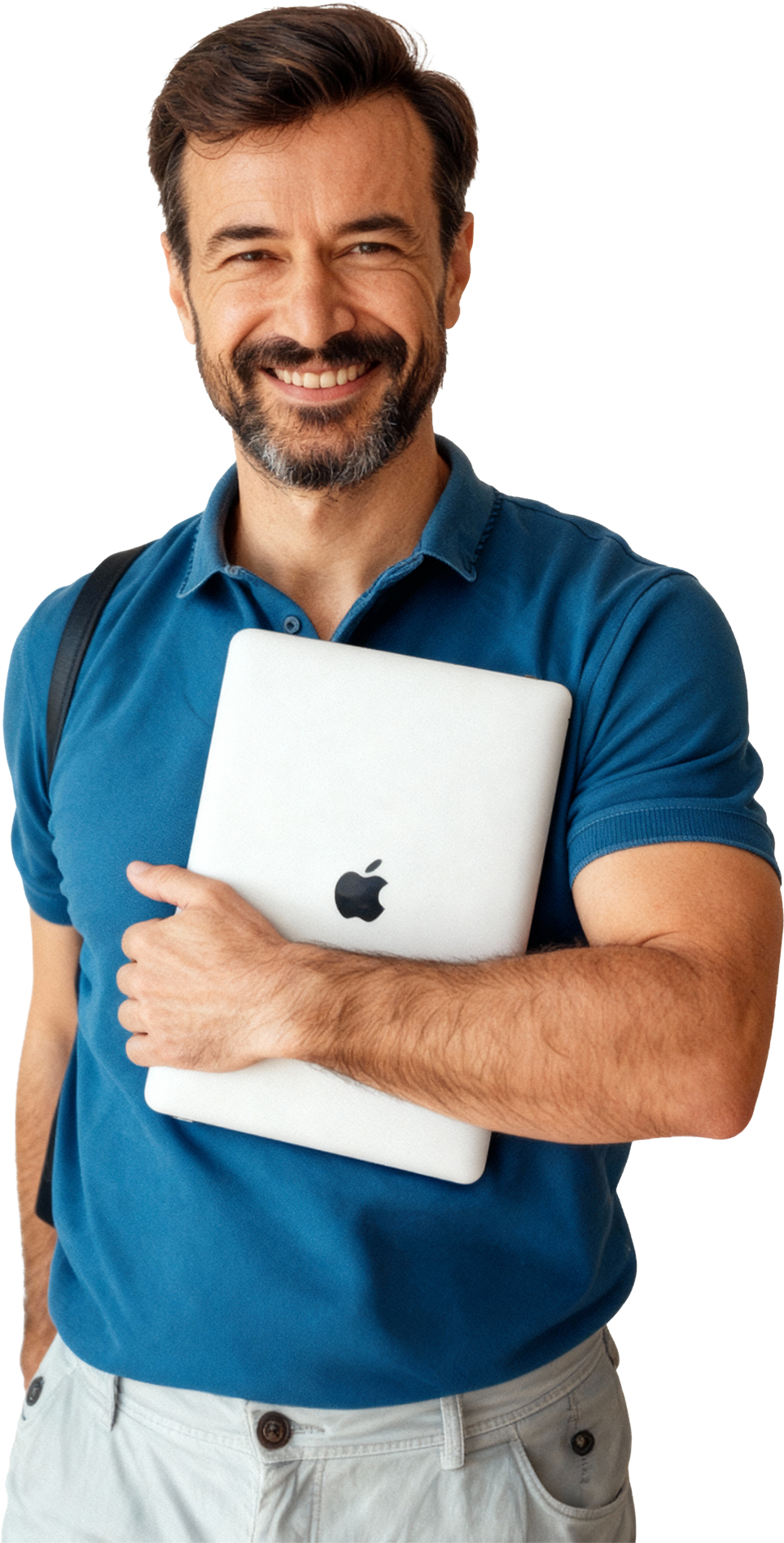 Homem sorridente segurando um laptop branco com maçã da Apple, veste uma camiseta azul e calça bege, com mochila nas costas.