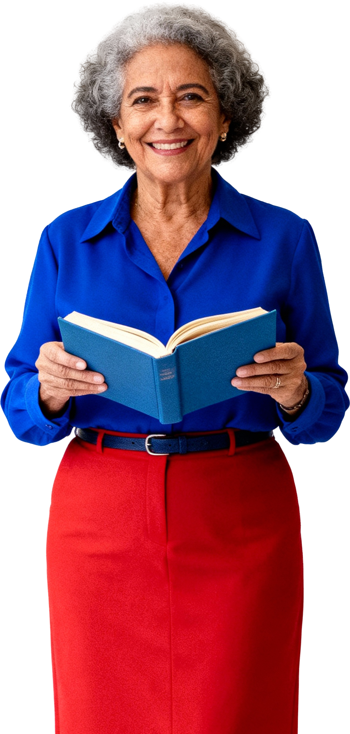 Mulher idosa sorridente segurando um livro aberto, usando camisa azul e saia vermelha.