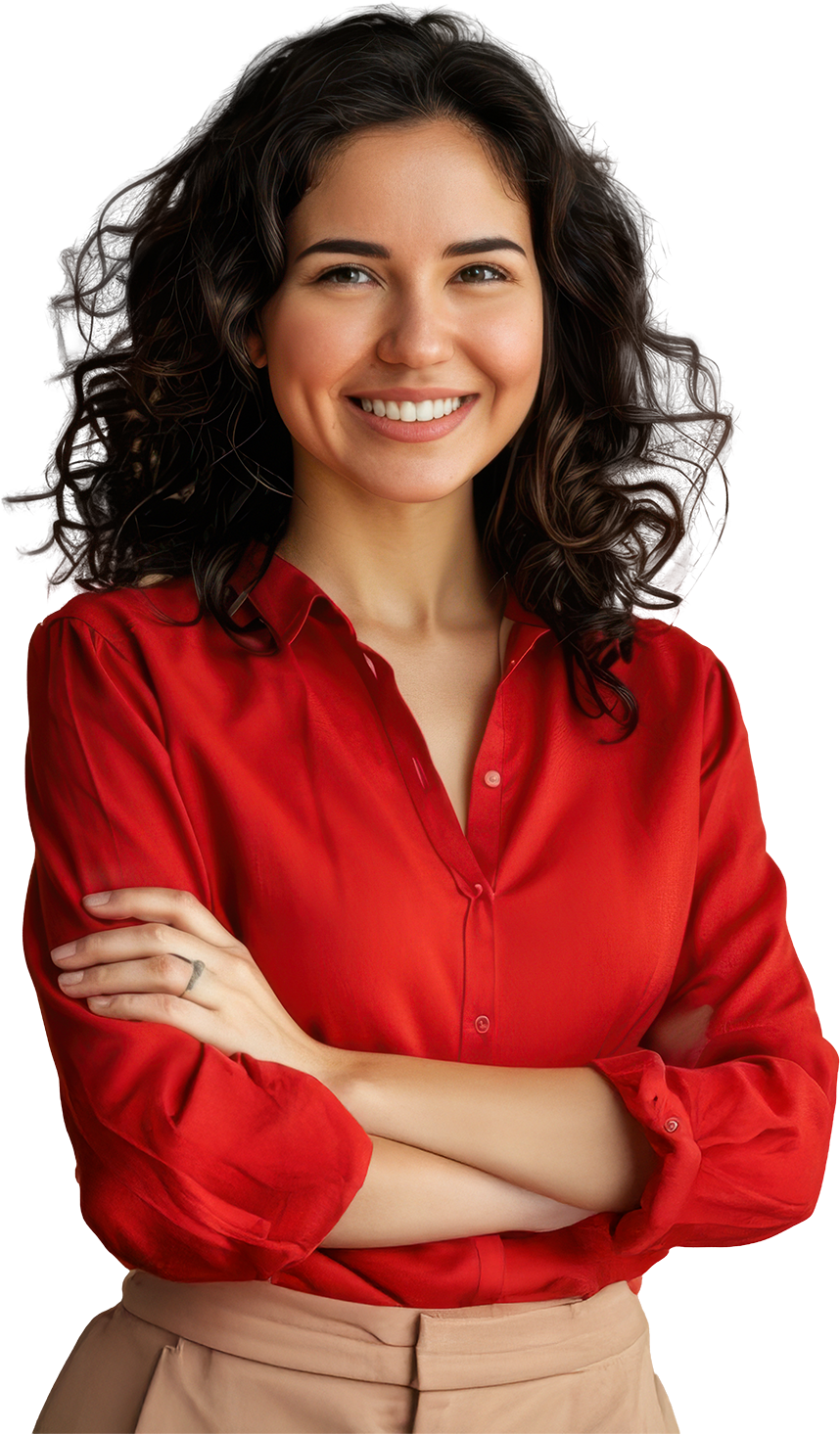 Mulher sorridente com cabelo cacheado, usando blusa vermelha e calça bege, com braços cruzados.