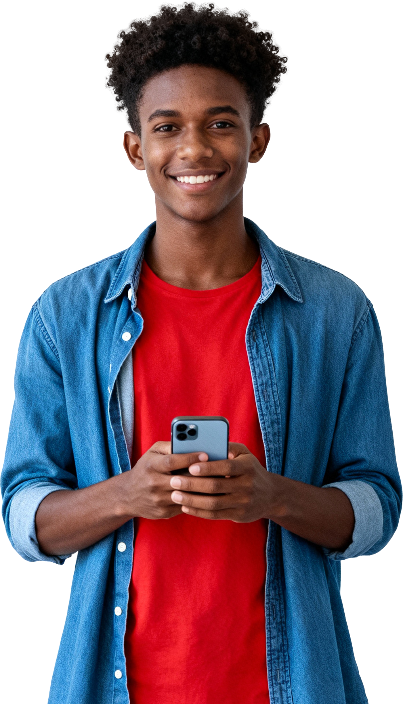 Garoto jovem sorridente segurando um smartphone, usando camiseta vermelha e jaqueta jeans, com fundo preto.
