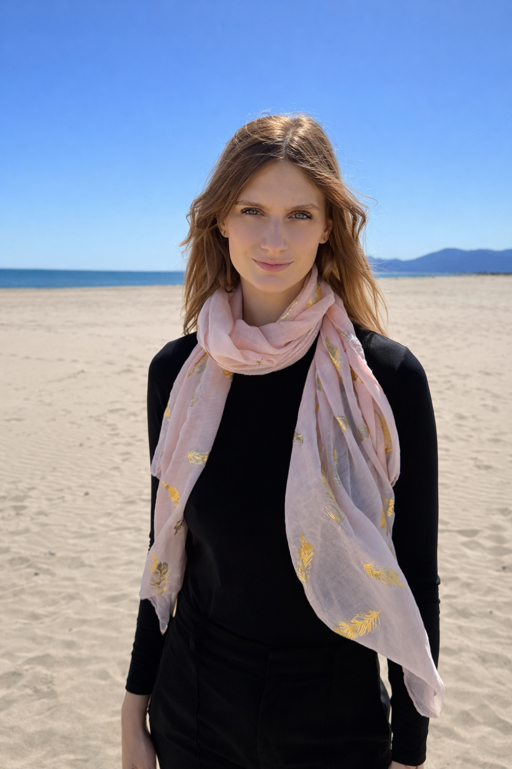Jeune femme au bord de la mer.png