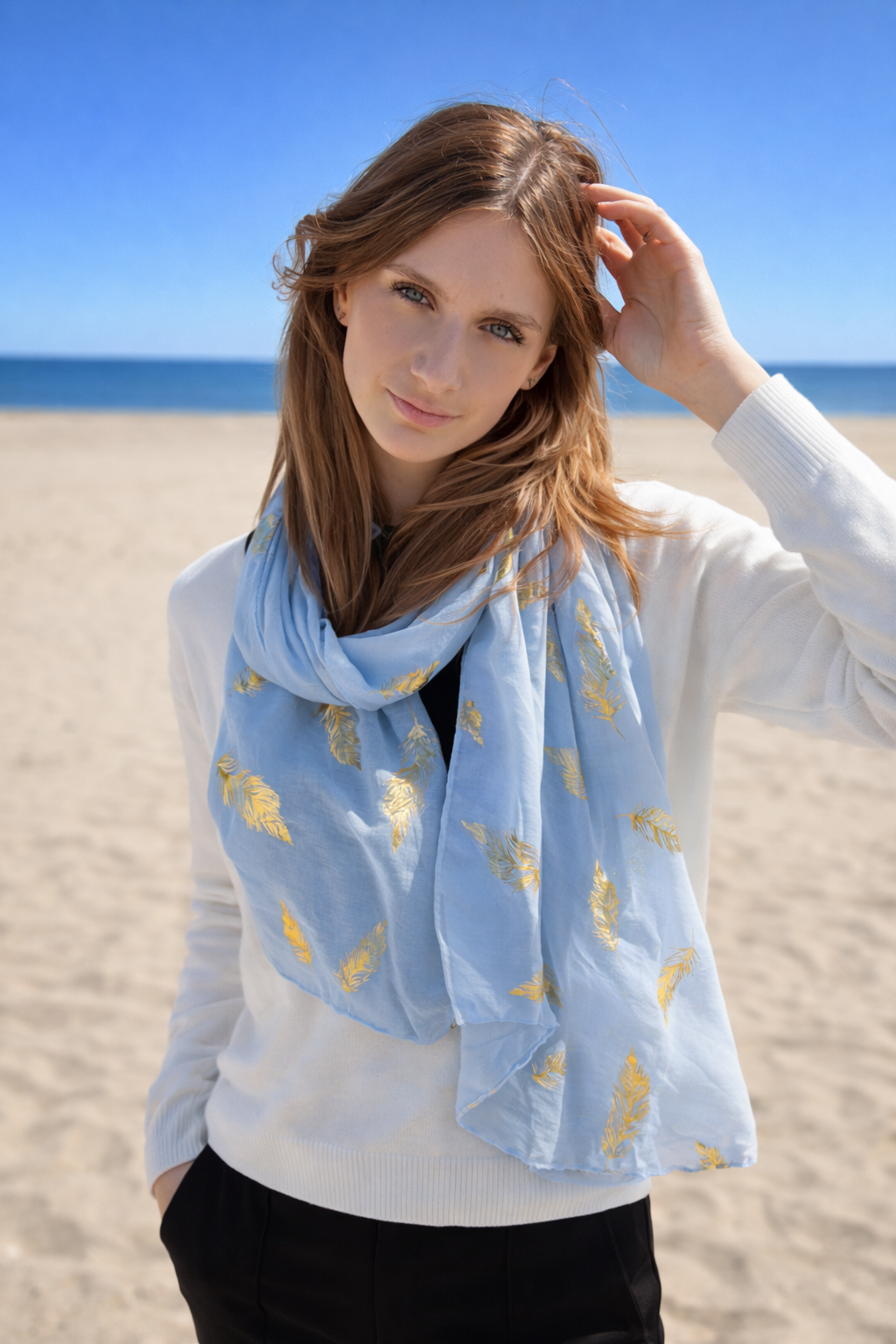 Femme sereine sur la plage.png