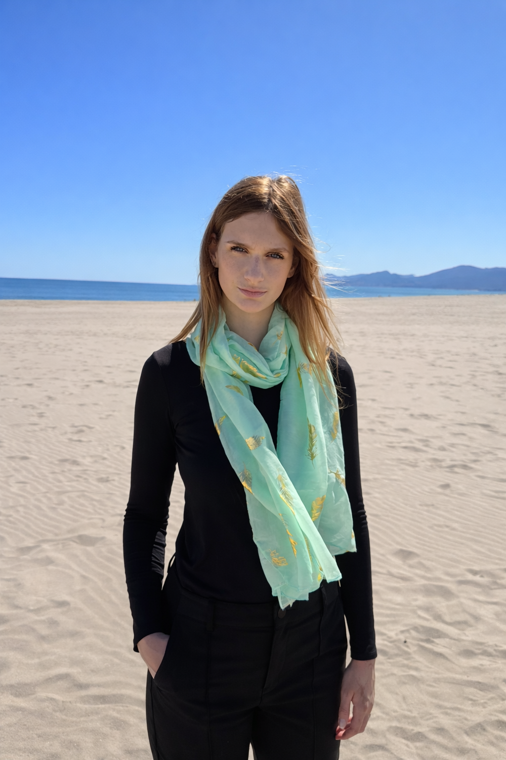 Femme sur la plage ensoleillée-2.png