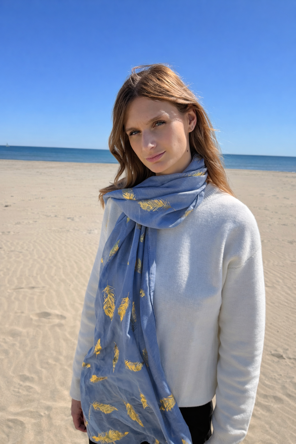 Femme au bord de l'océan.png