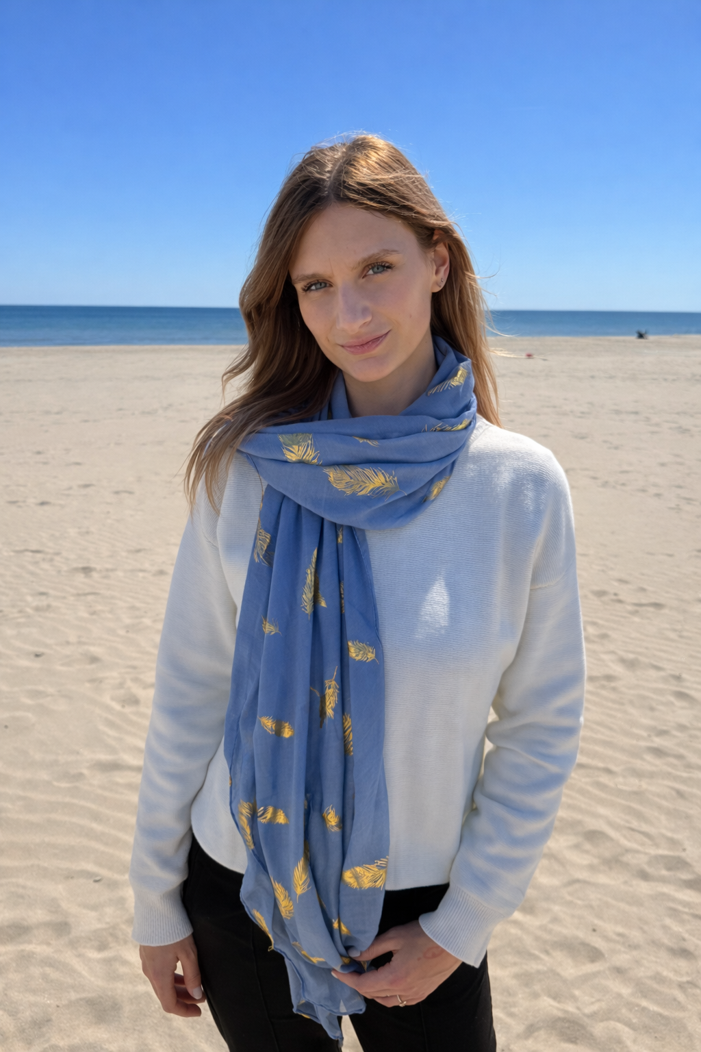 Femme sur la plage sereine.png