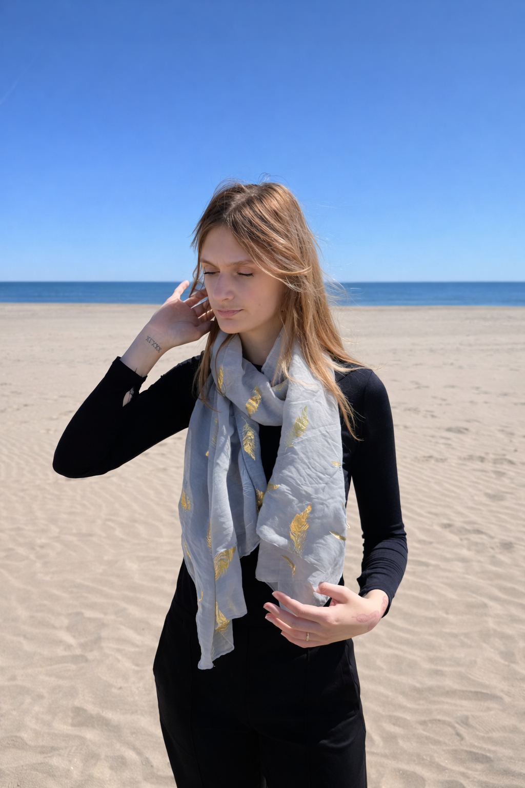 Femme au bord de mer calme.png