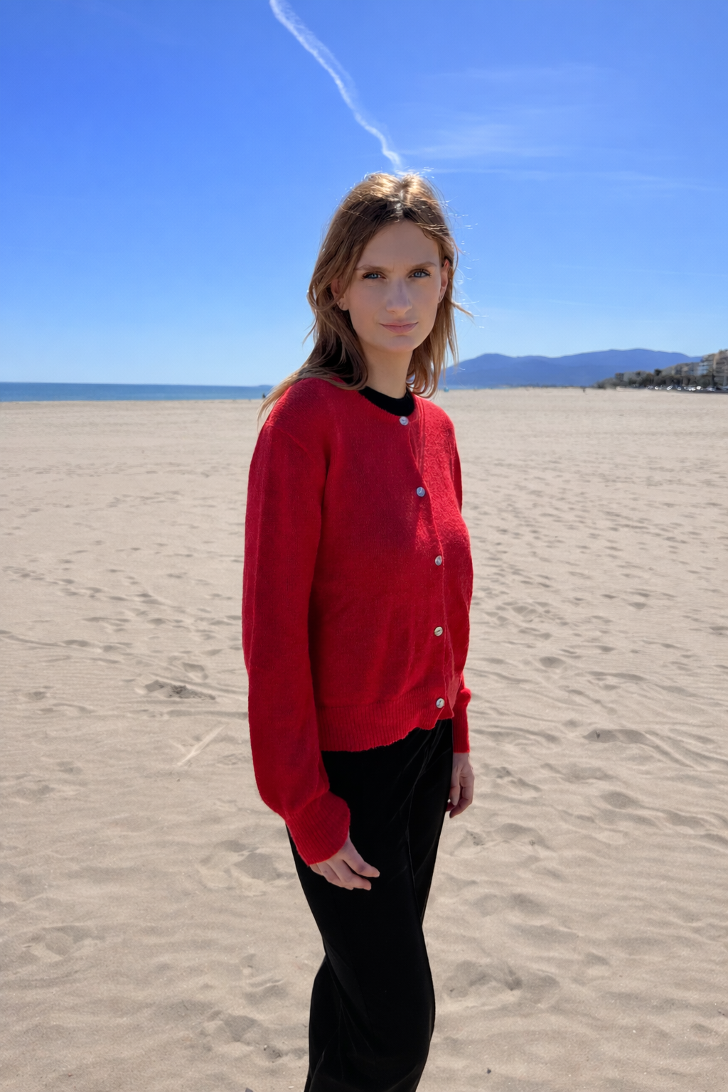 Femme sur la plage au soleil.png