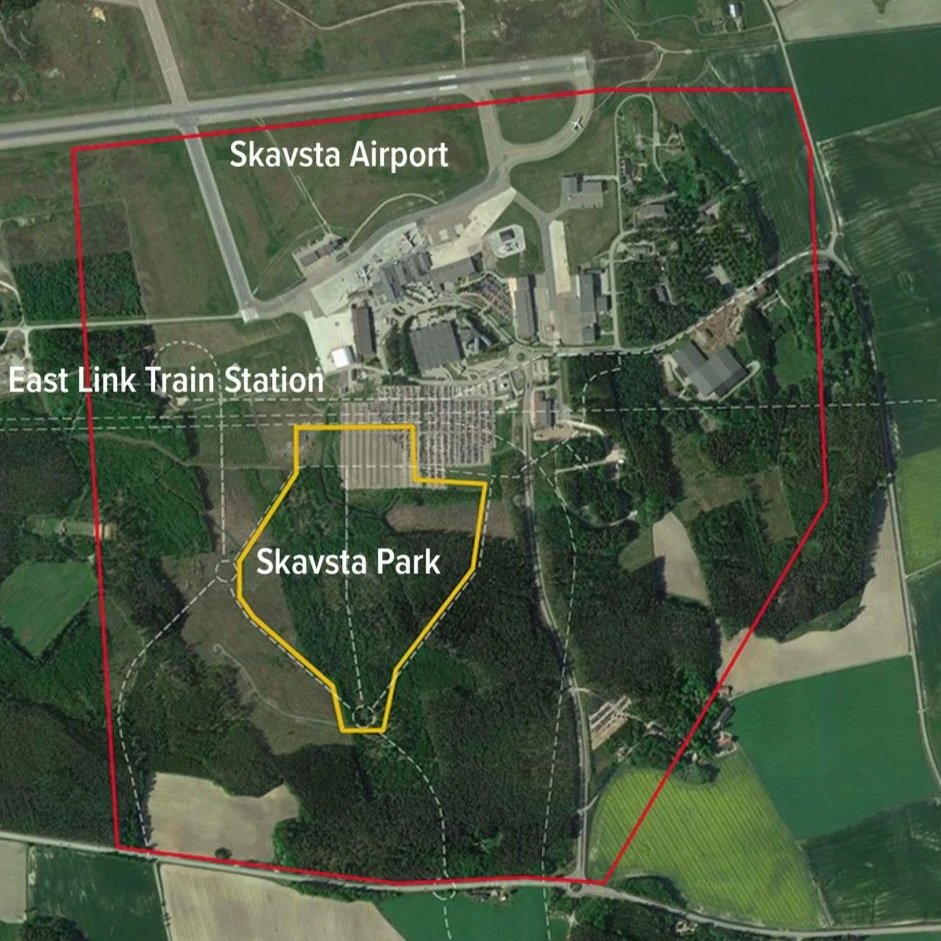 Aerial map showing Skavsta Airport, East Link Train Station, and Skavsta Park outlined in yellow, with the larger area outlined in red.