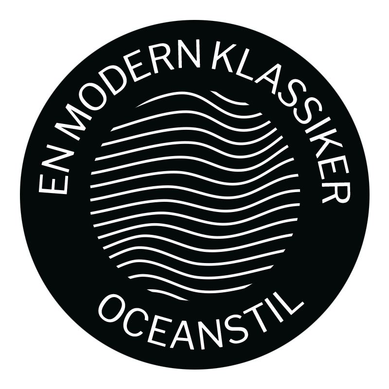 En svart cirkel med vita vågiga linjer i mitten, omringad av texten 'En modern klassiker' överst och 'Oceanstil' nederst.