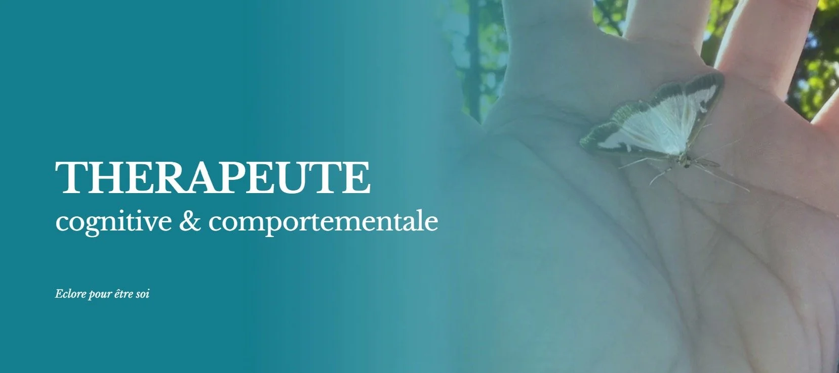 Une page de présentation pour un thérapeute cognitif et comportemental, avec une image d'un papillon posé sur une main droite, en arrière-plan des arbres et un ciel ensoleillé.