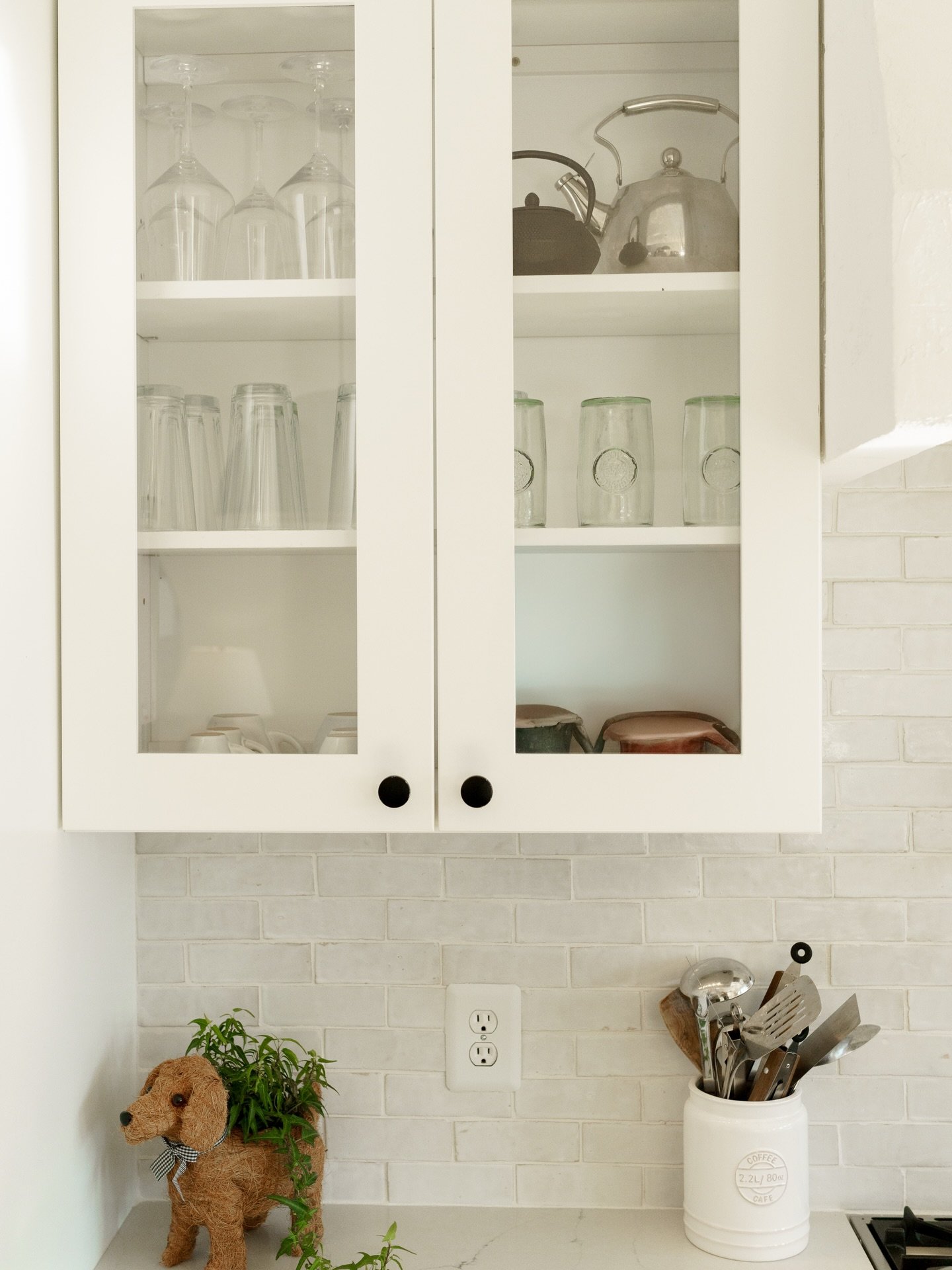With glass door cabinets, everything is visible, so keep it simple with maintainable pieces like plates, bowls, and cups 🤍